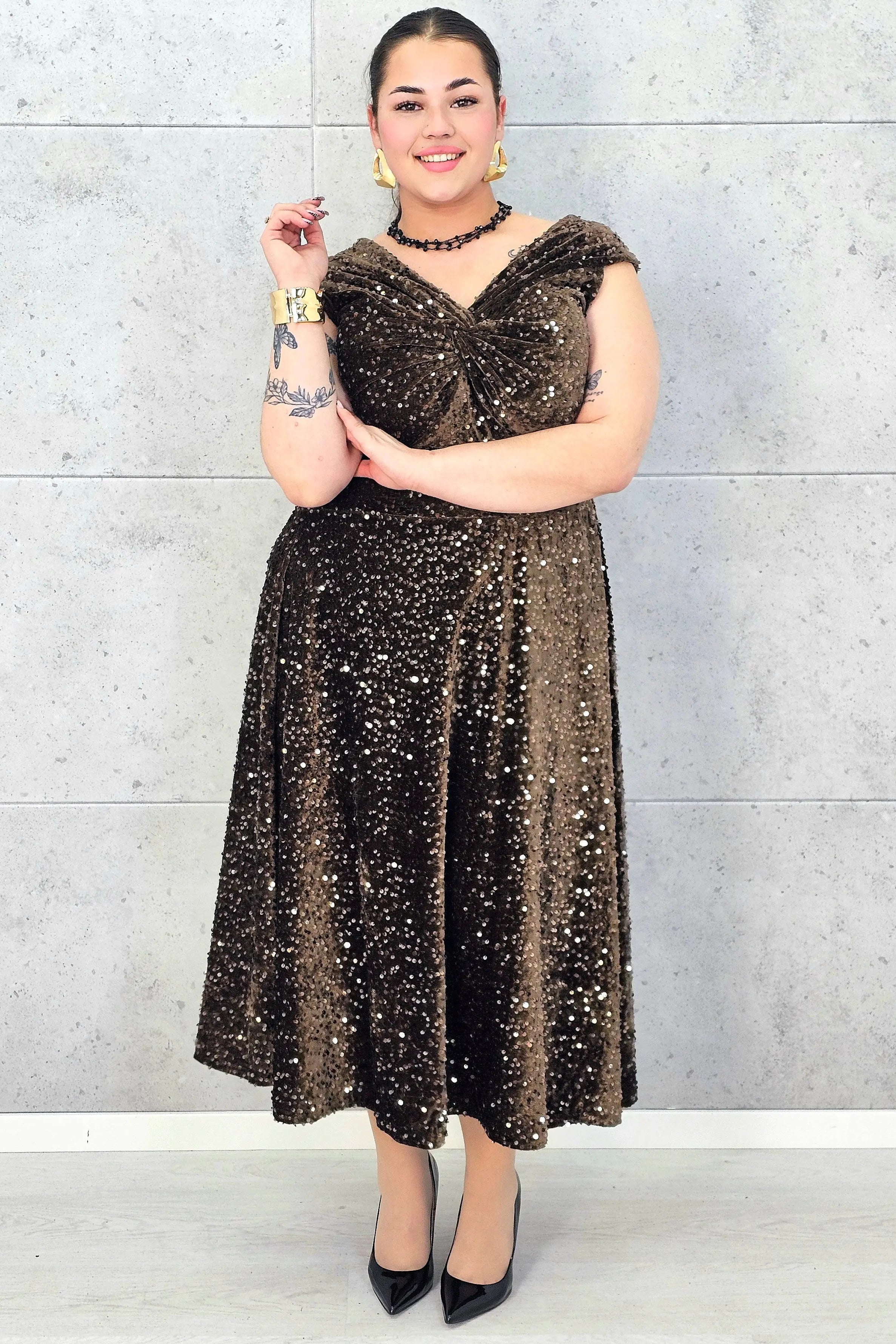 Sukienka plus size cekinowa z eleganckim drapowaniem – model XXL na wyjątkowe okazje Stylowa XL