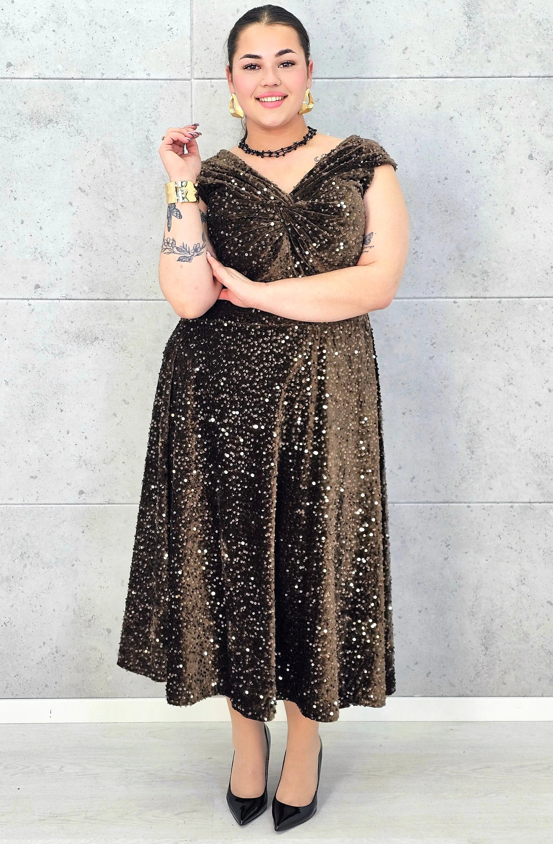 Sukienka plus size cekinowa z eleganckim drapowaniem – model XXL na wyjątkowe okazje Stylowa XL