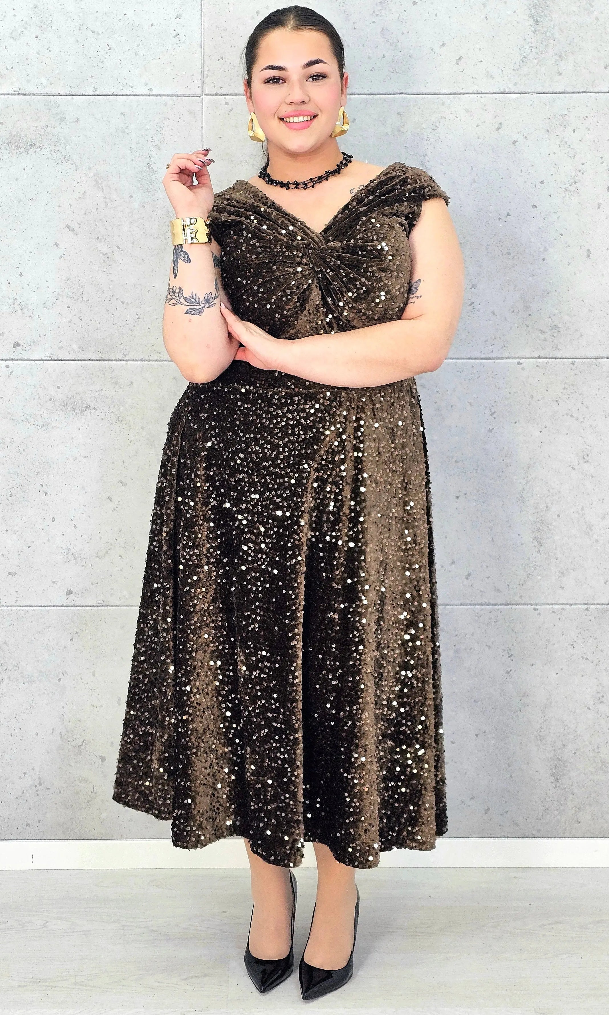 Sukienka plus size cekinowa z eleganckim drapowaniem – model XXL na wyjątkowe okazje Stylowa XL