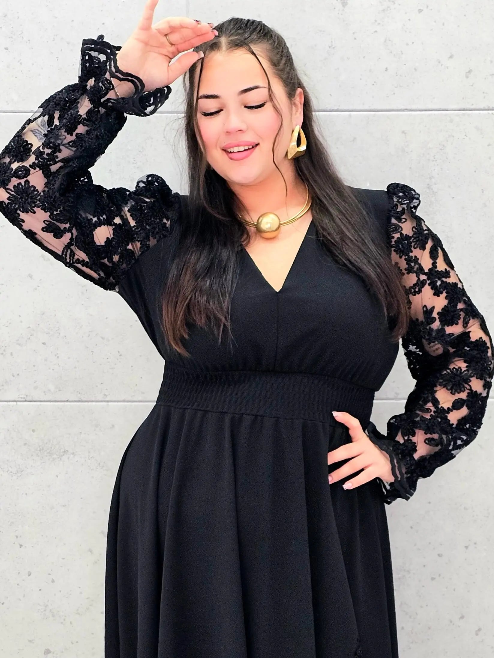 Sukienka plus size czarna elegancka z koronkowymi rękawami i głębokim dekoltem – wyjątkowa moda XXL Stylowa XL