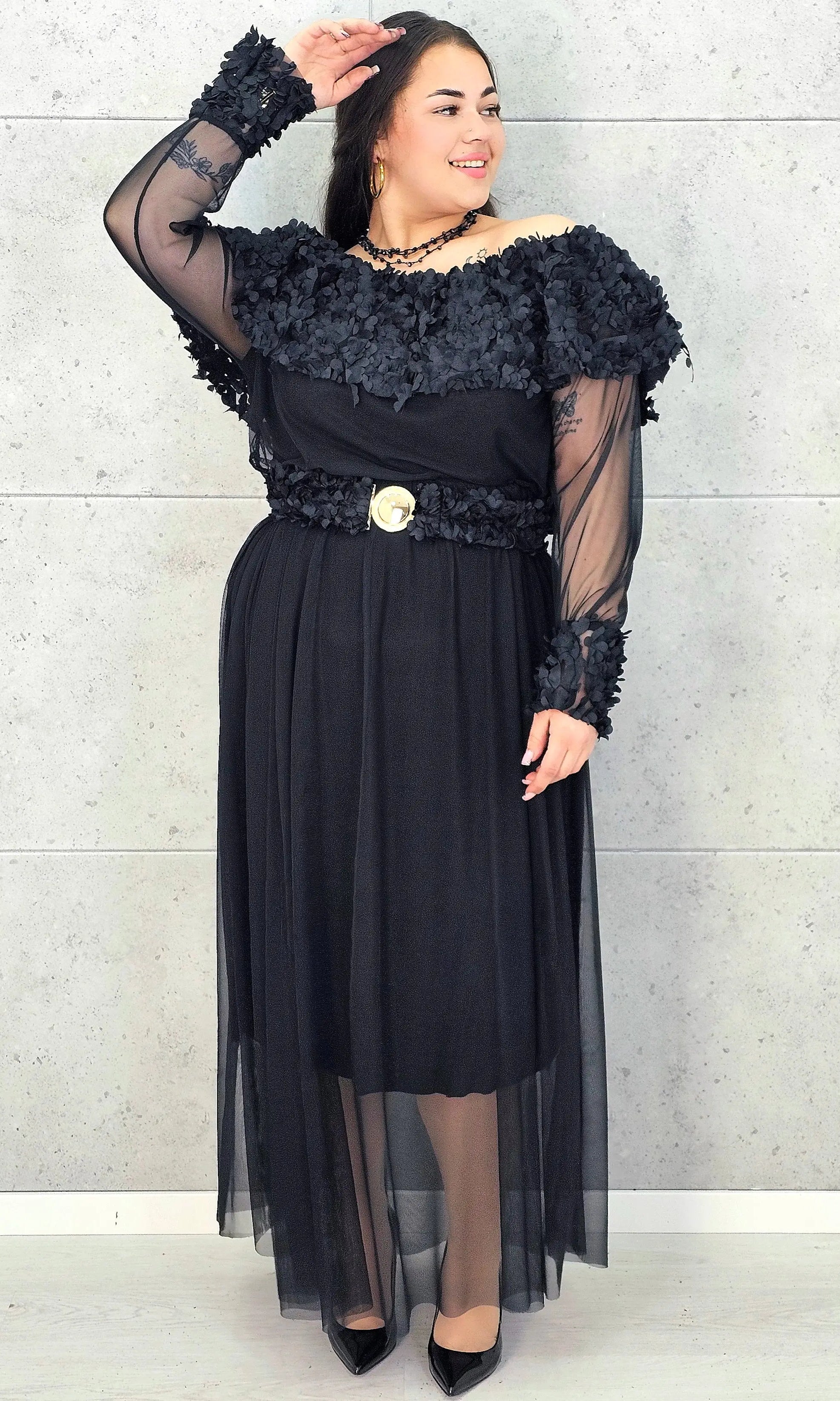 Sukienka plus size czarna elegancka z kwiatową aplikacją 3D – wyjątkowa moda XXL Stylowa XL
