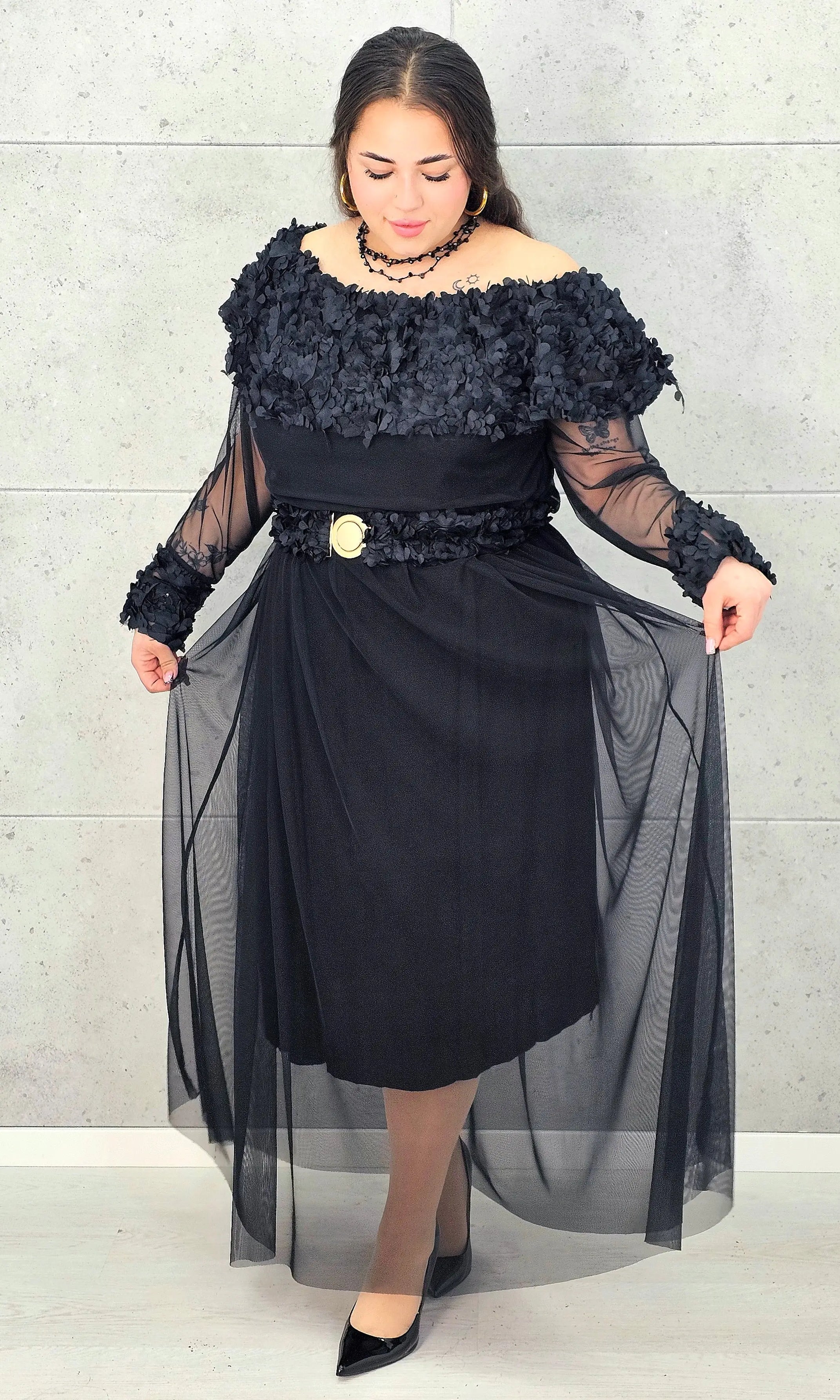 Sukienka plus size czarna elegancka z kwiatową aplikacją 3D – wyjątkowa moda XXL Stylowa XL