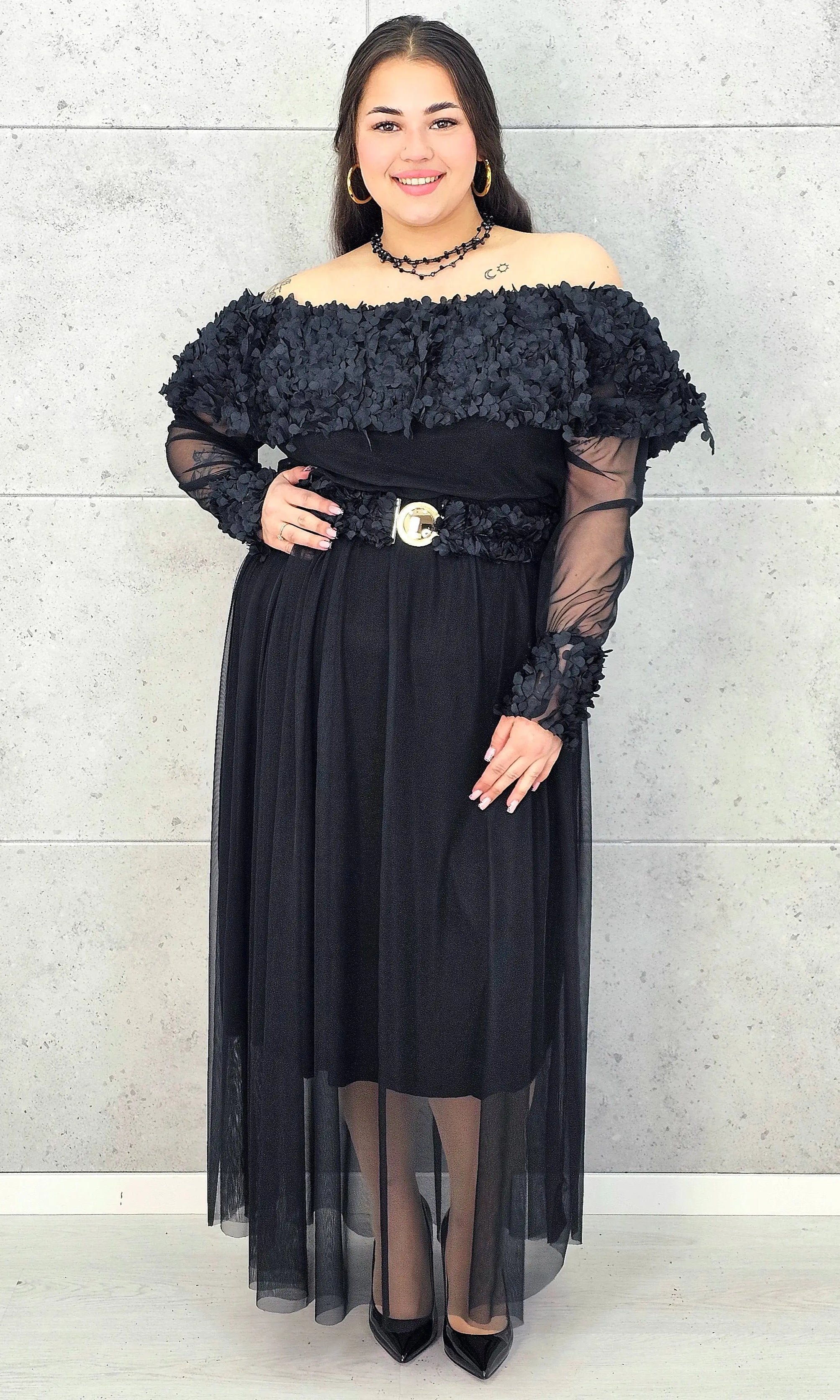 Sukienka plus size czarna elegancka z kwiatową aplikacją 3D – wyjątkowa moda XXL Stylowa XL