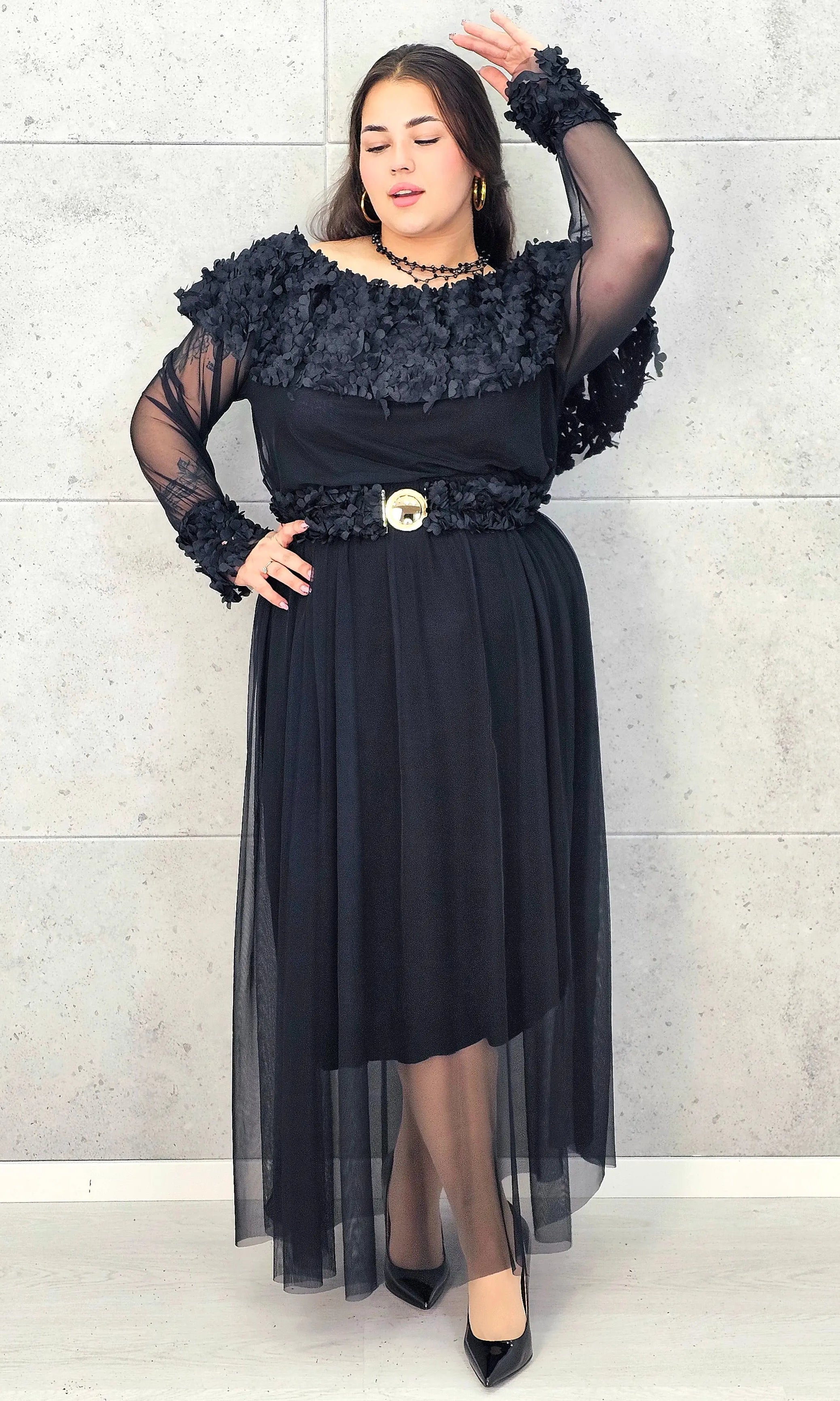 Sukienka plus size czarna elegancka z kwiatową aplikacją 3D – wyjątkowa moda XXL Stylowa XL