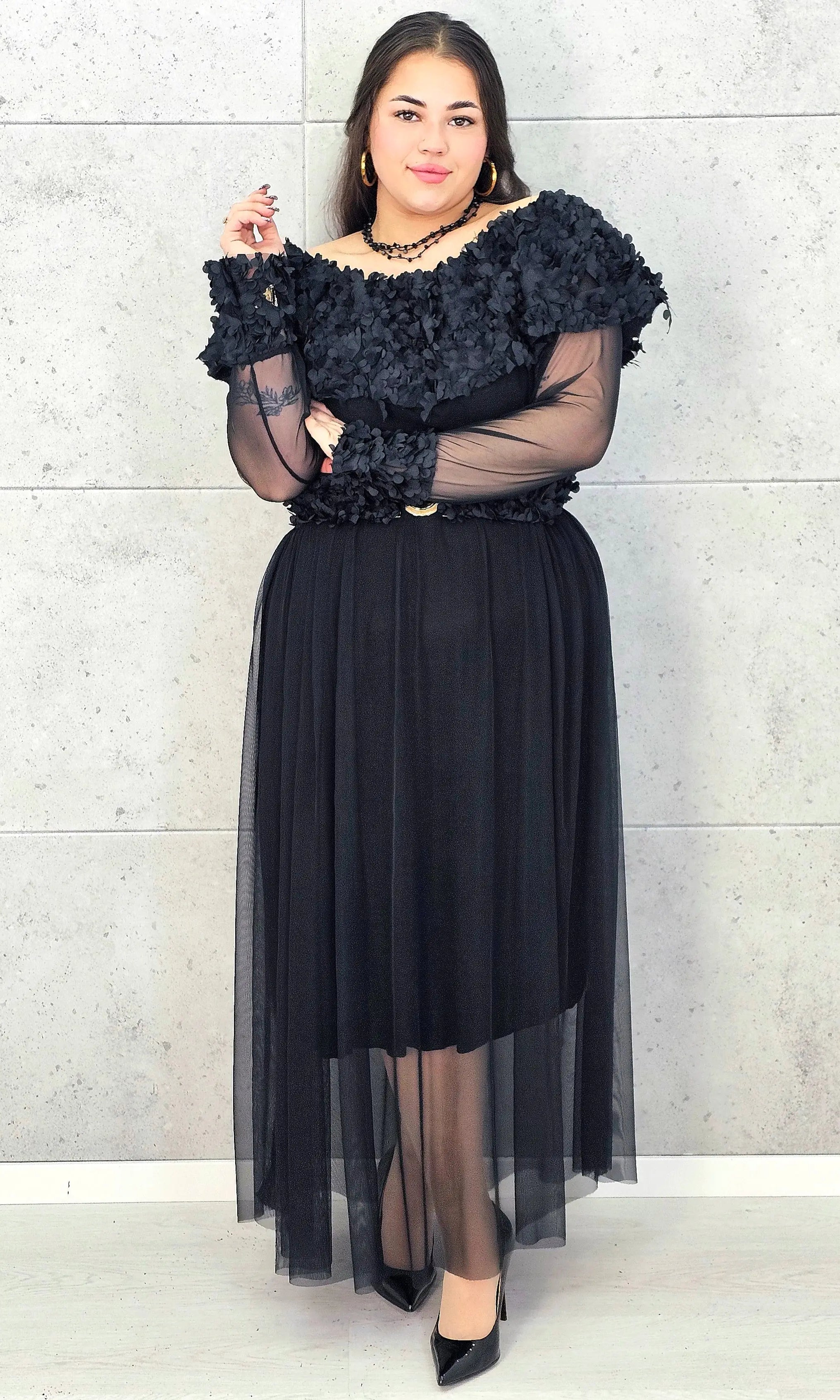 Sukienka plus size czarna elegancka z kwiatową aplikacją 3D – wyjątkowa moda XXL Stylowa XL