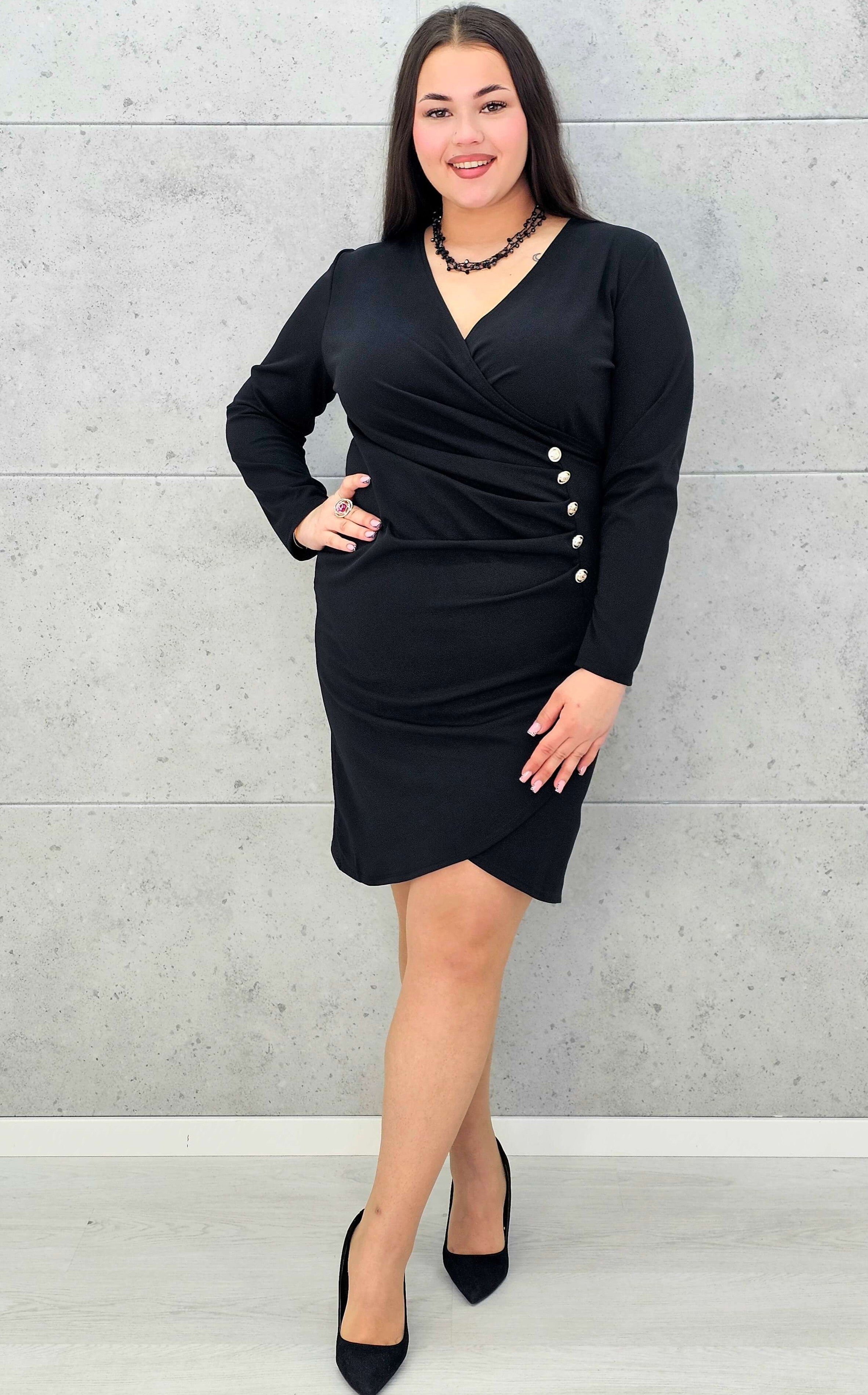 Sukienka plus size czarna kopertowa z ozdobnymi guzikami – elegancka mini XXL Stylowa XL