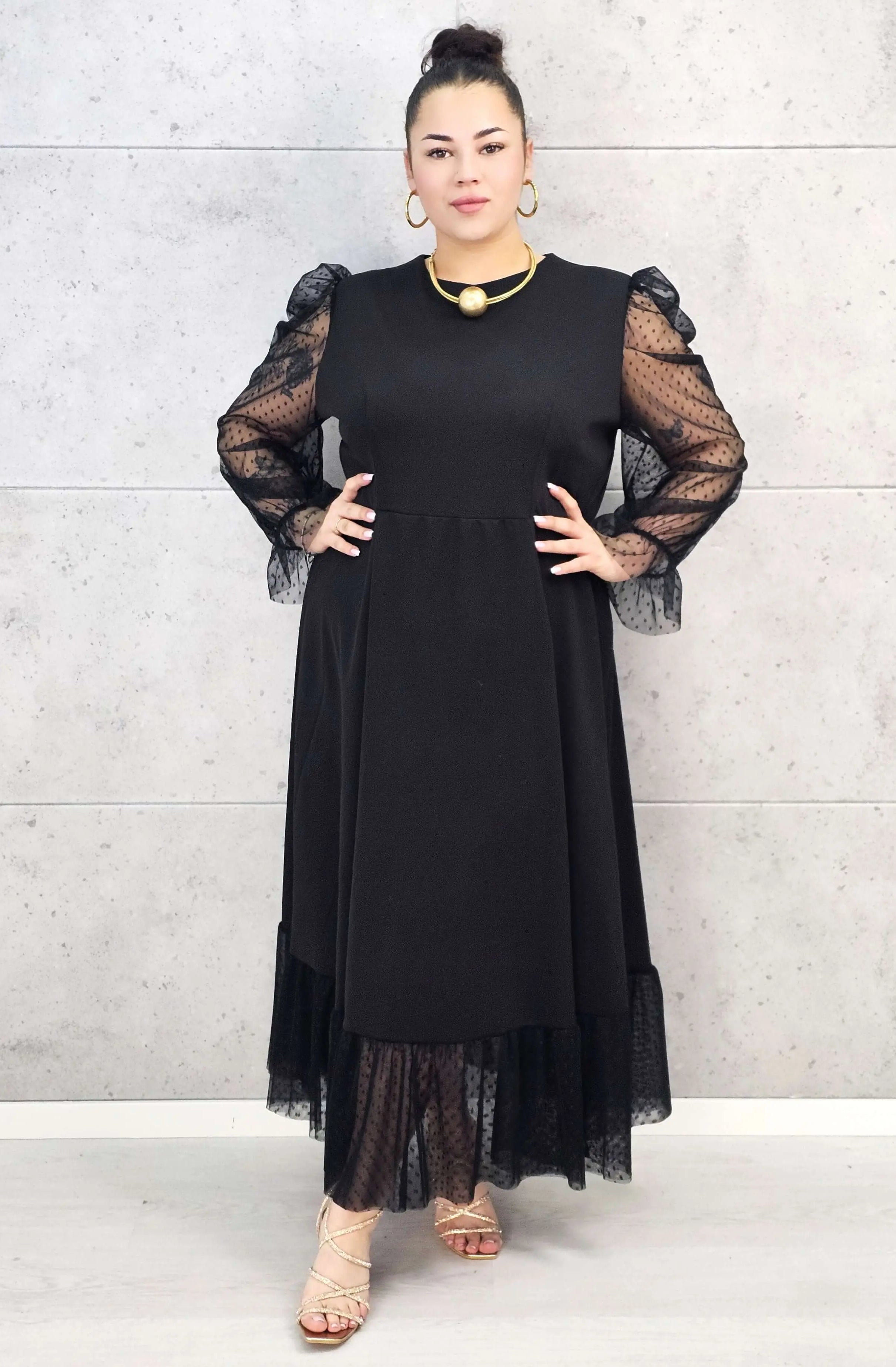 Sukienka plus size czarna maxi z transparentnymi rękawami – elegancja i lekkość Stylowa XL