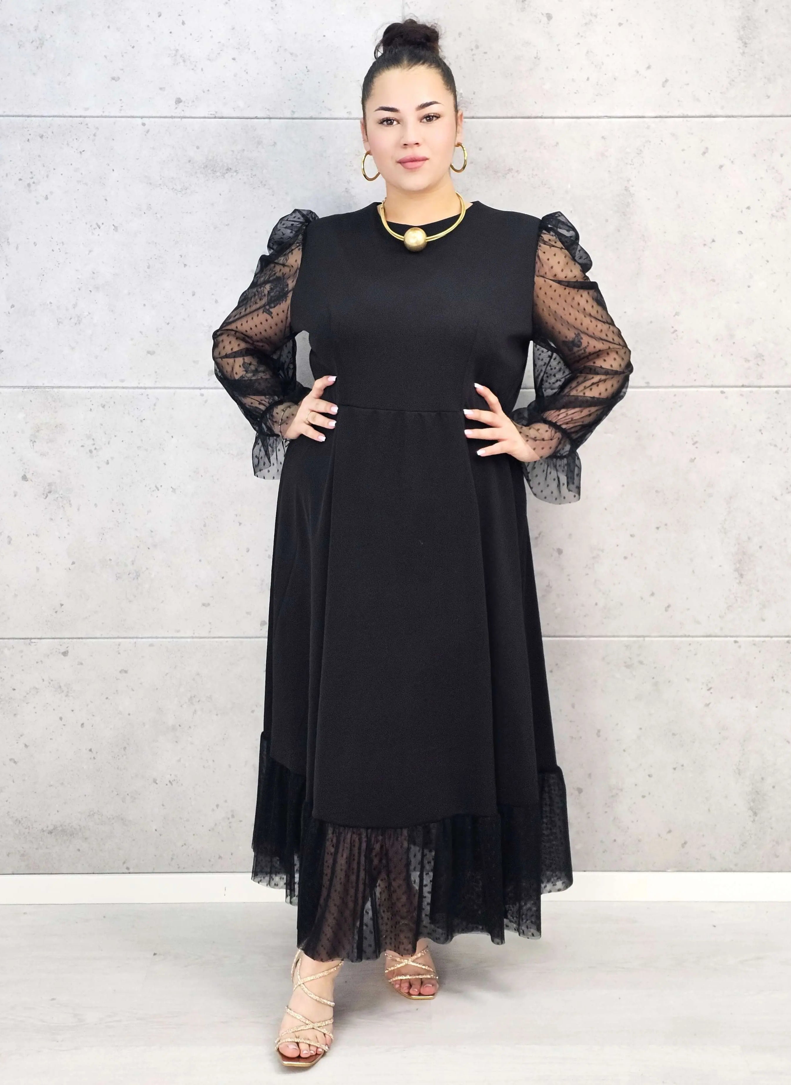 Sukienka plus size czarna maxi z transparentnymi rękawami – elegancja i lekkość Stylowa XL