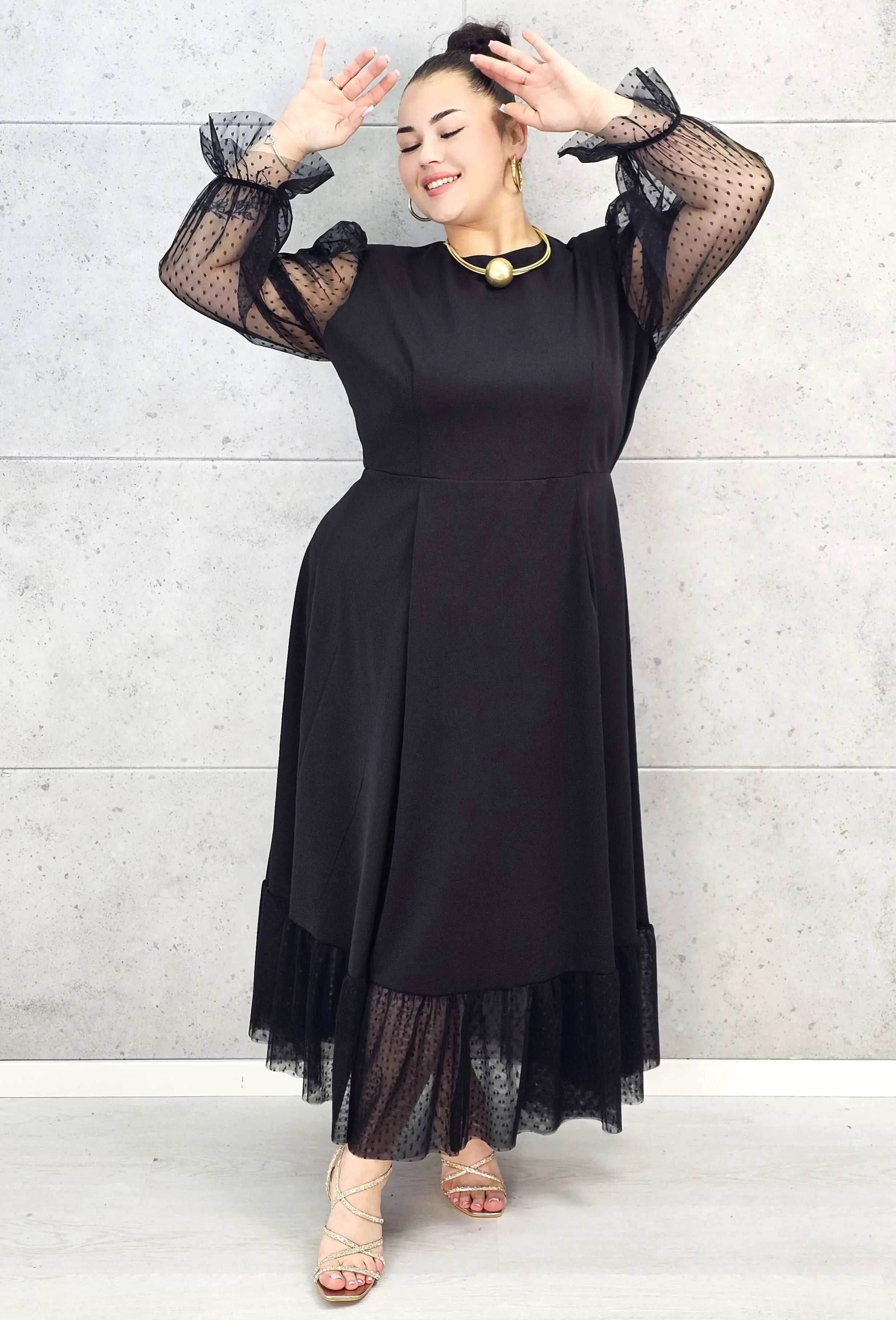 Sukienka plus size czarna maxi z transparentnymi rękawami – elegancja i lekkość Stylowa XL