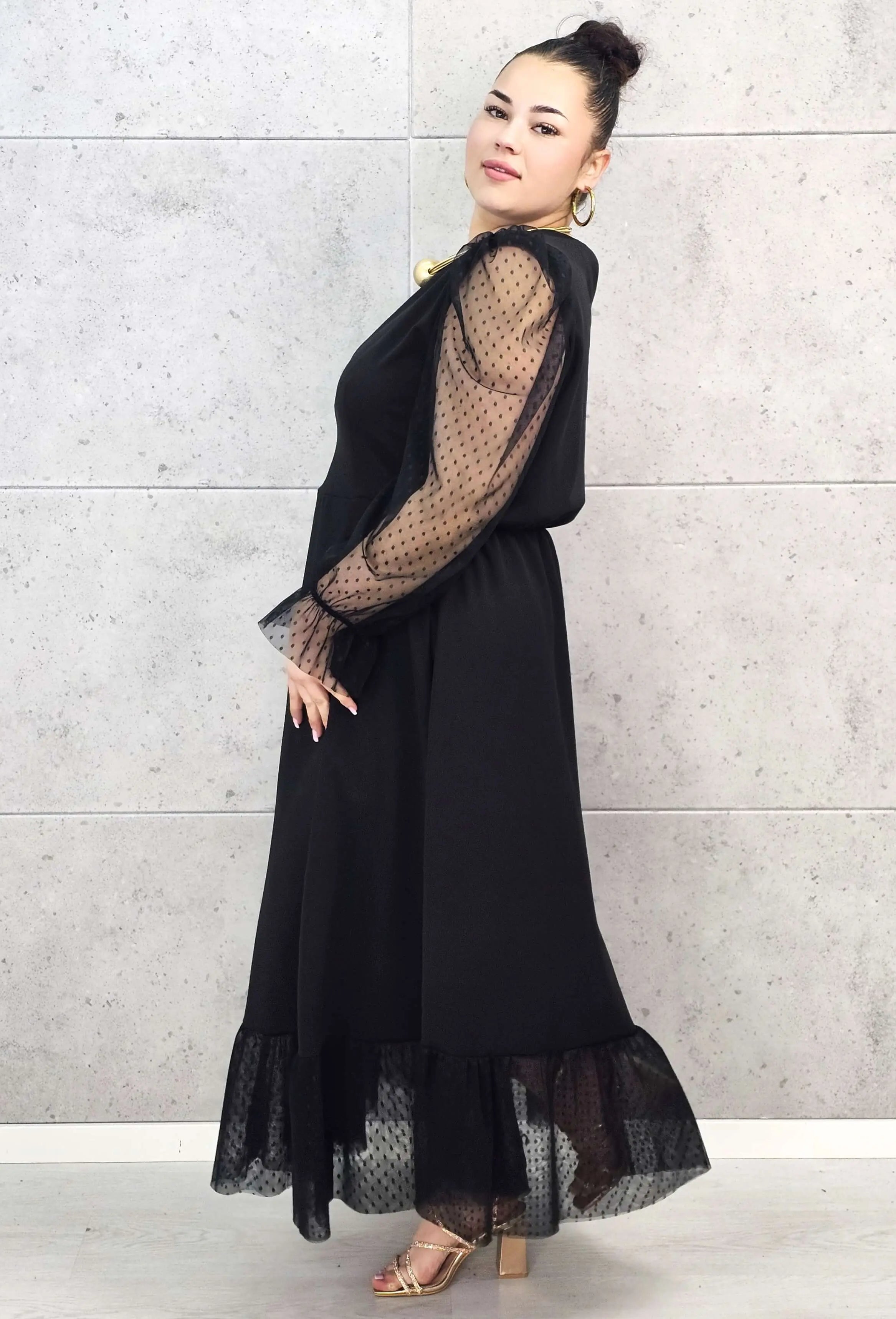 Sukienka plus size czarna maxi z transparentnymi rękawami – elegancja i lekkość Stylowa XL