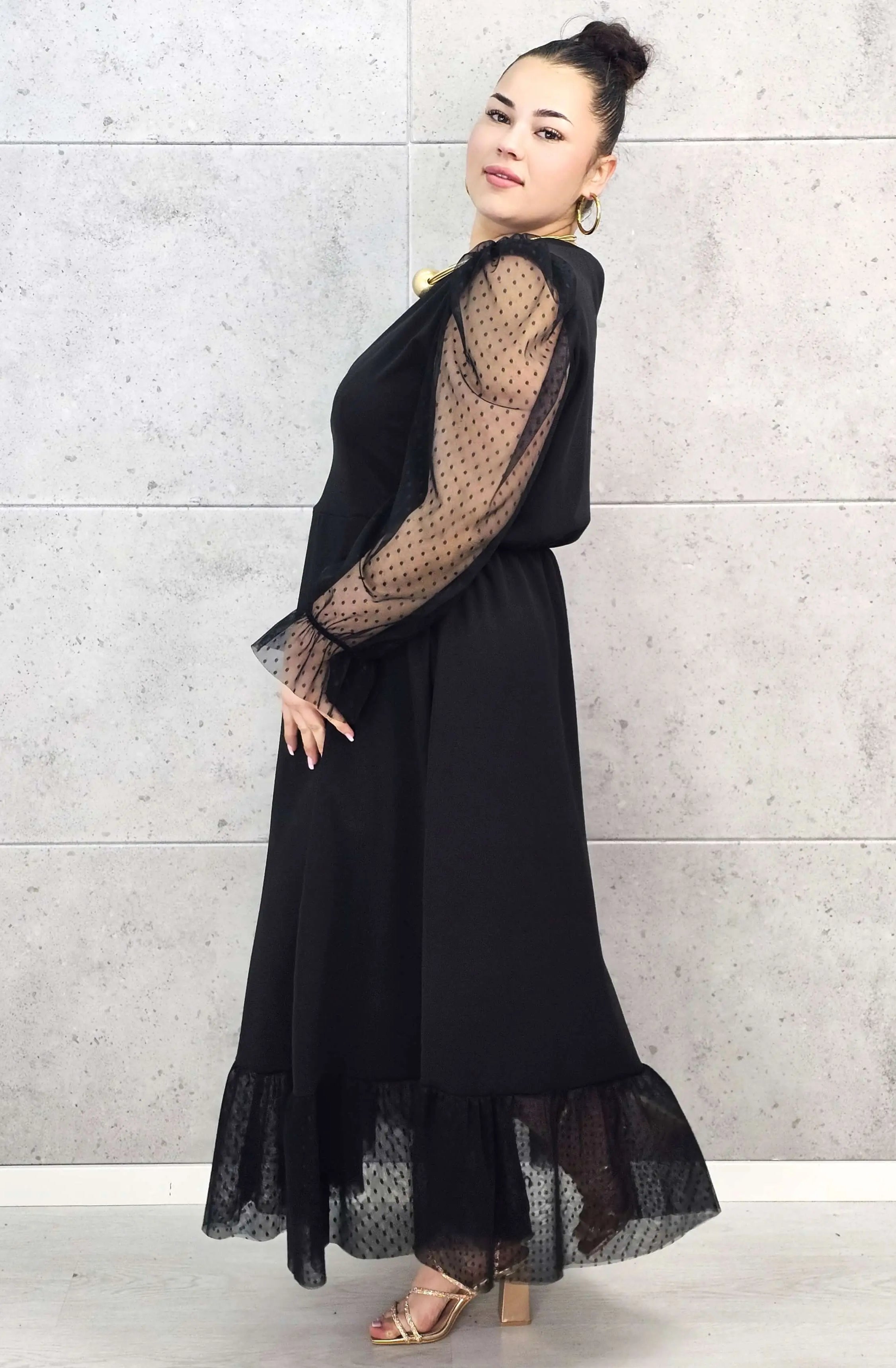 Sukienka plus size czarna maxi z transparentnymi rękawami – elegancja i lekkość Stylowa XL