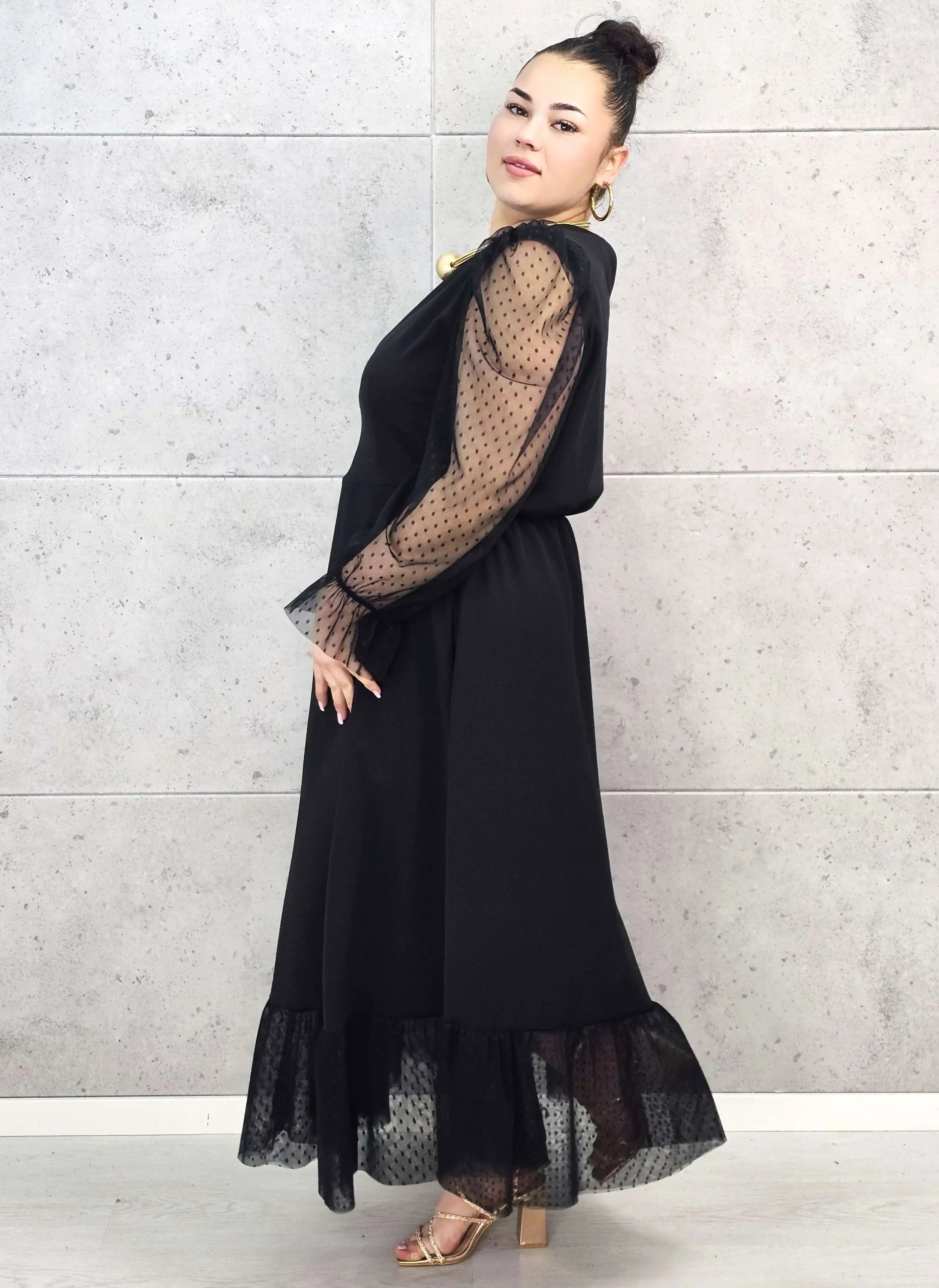 Sukienka plus size czarna maxi z transparentnymi rękawami – elegancja i lekkość Stylowa XL