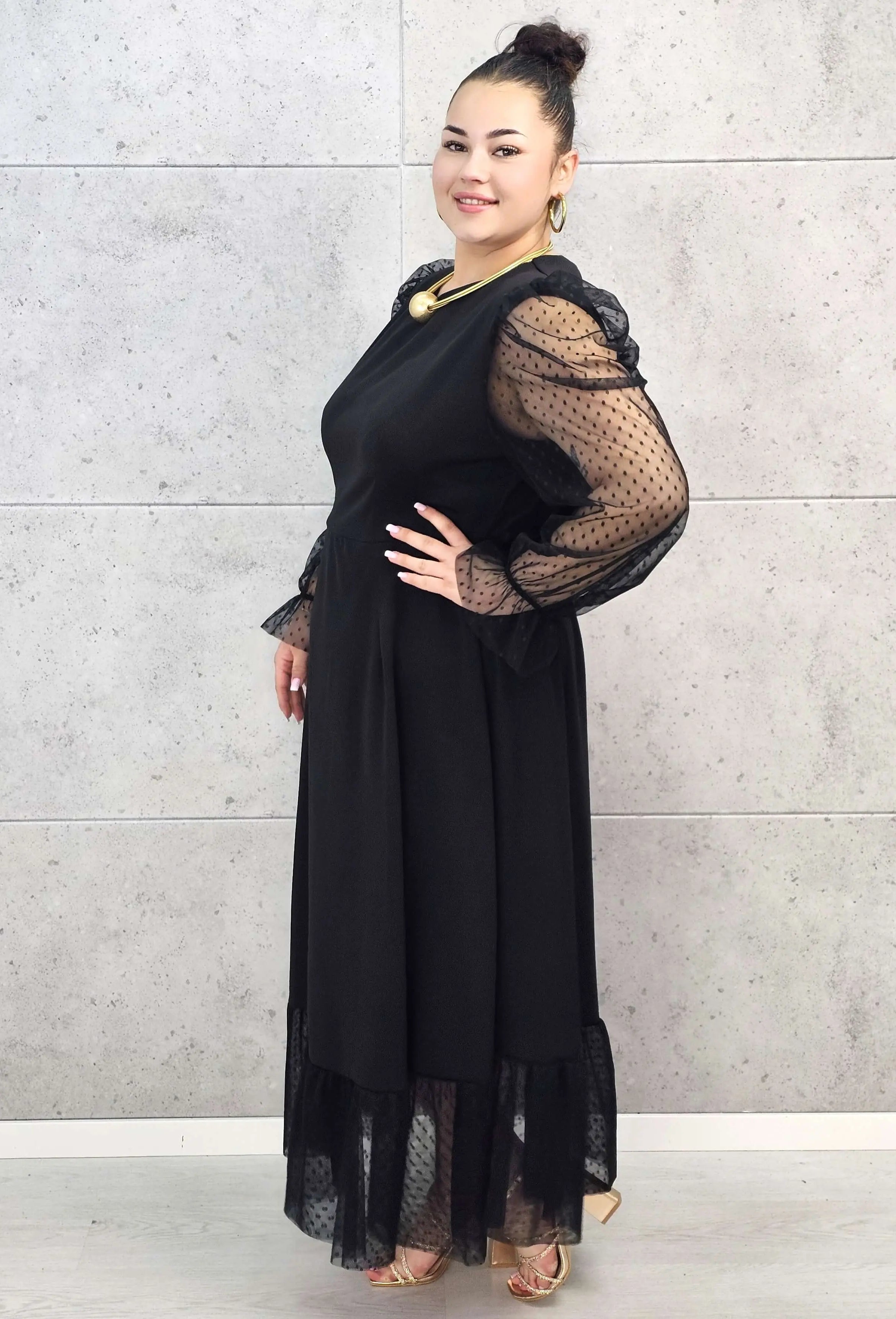 Sukienka plus size czarna maxi z transparentnymi rękawami – elegancja i lekkość Stylowa XL