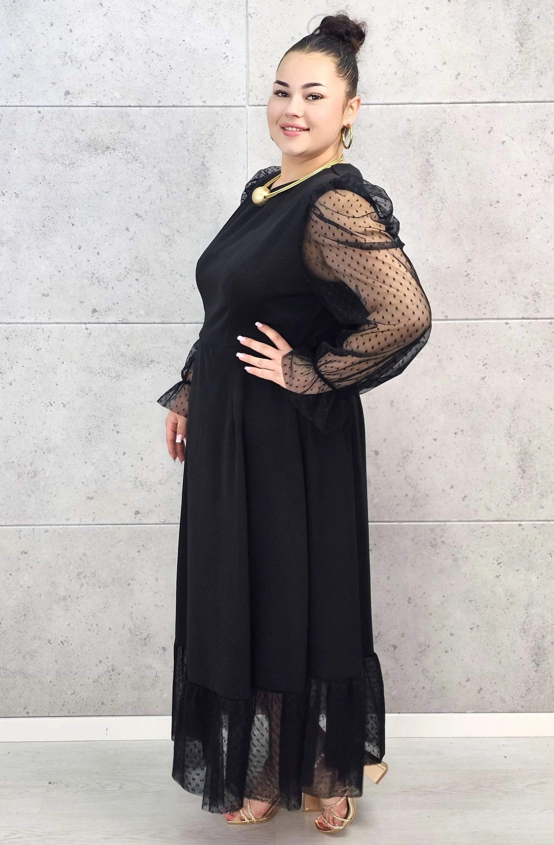 Sukienka plus size czarna maxi z transparentnymi rękawami – elegancja i lekkość Stylowa XL