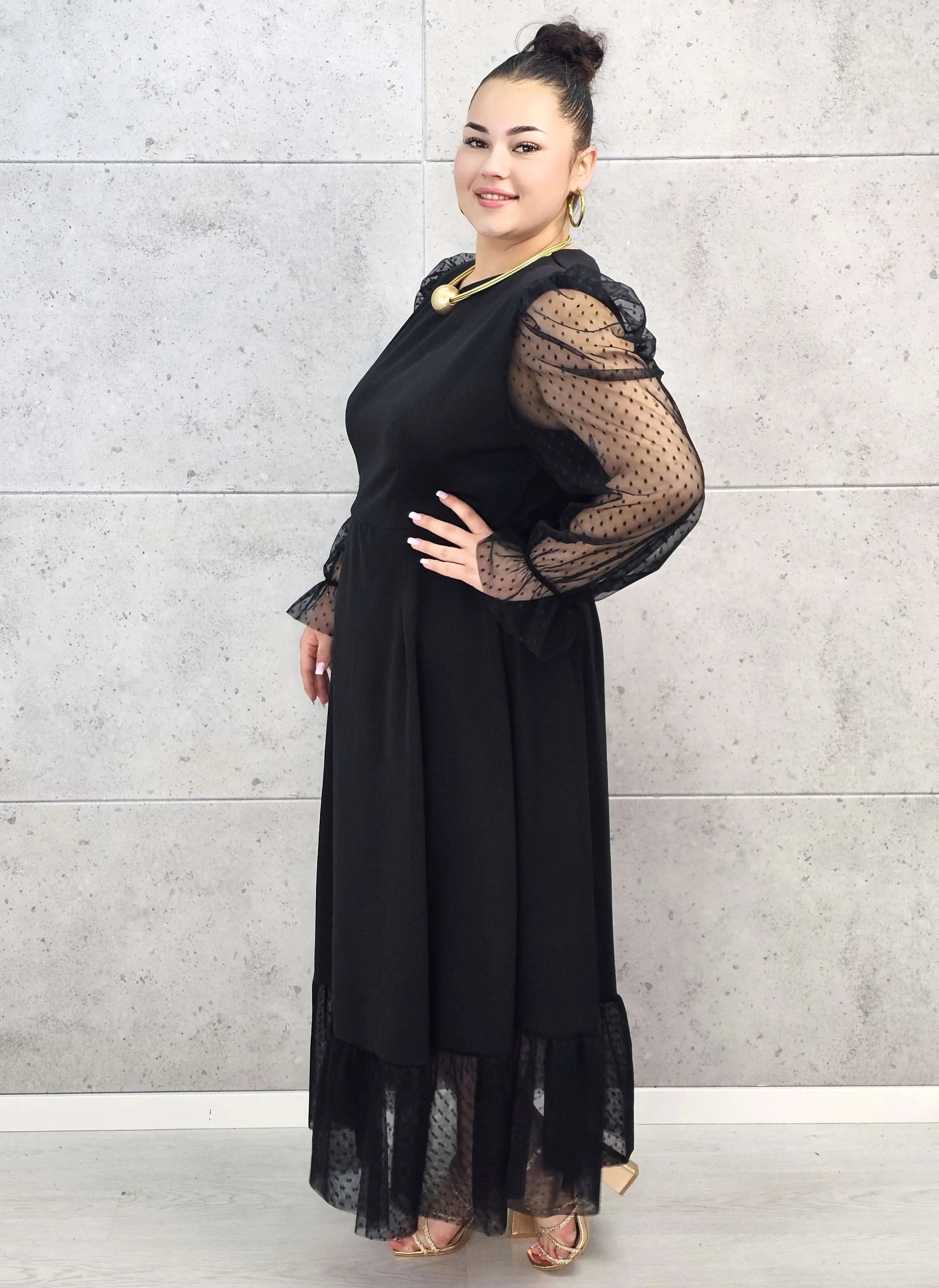 Sukienka plus size czarna maxi z transparentnymi rękawami – elegancja i lekkość Stylowa XL
