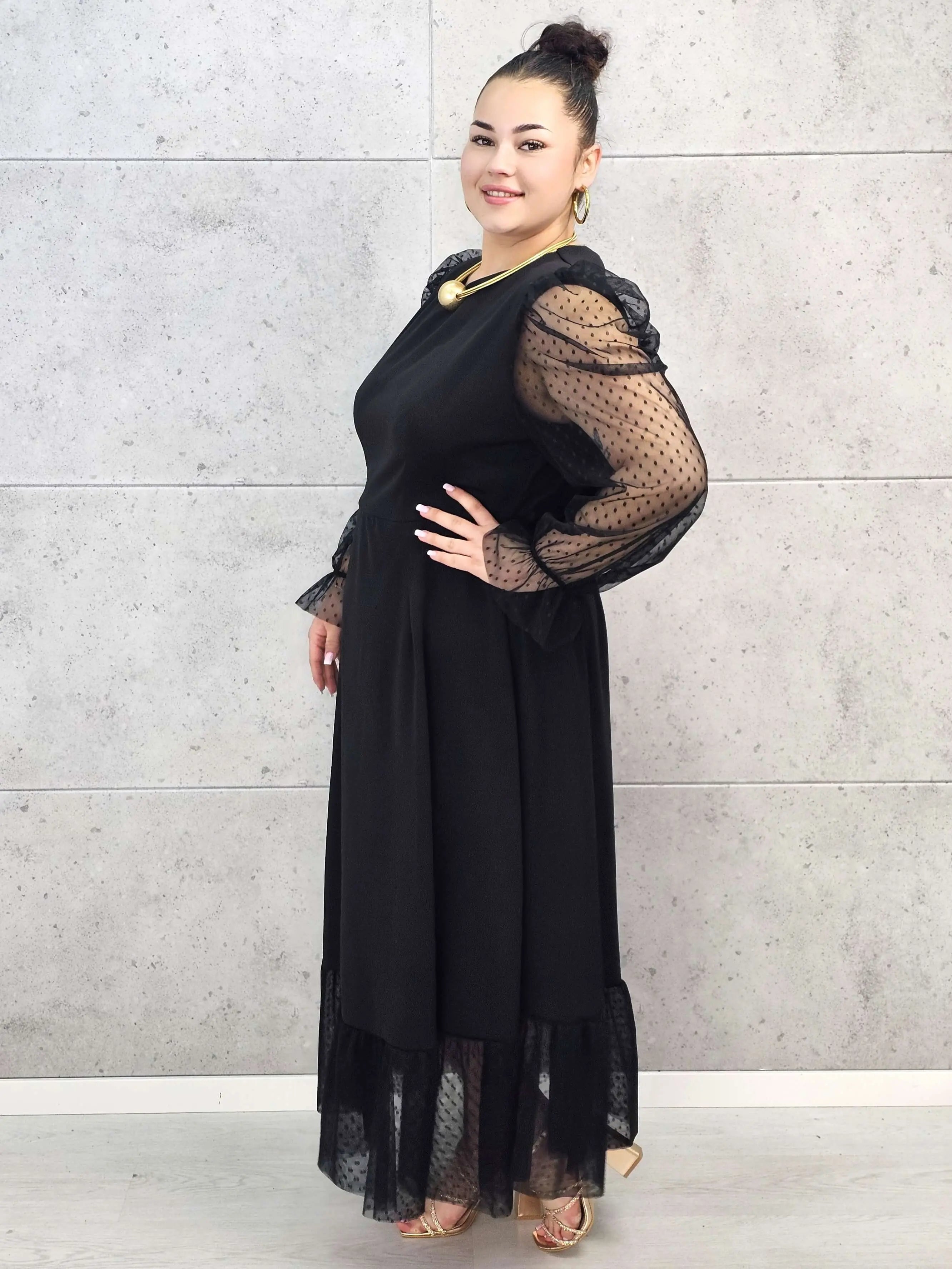 Sukienka plus size czarna maxi z transparentnymi rękawami – elegancja i lekkość Stylowa XL