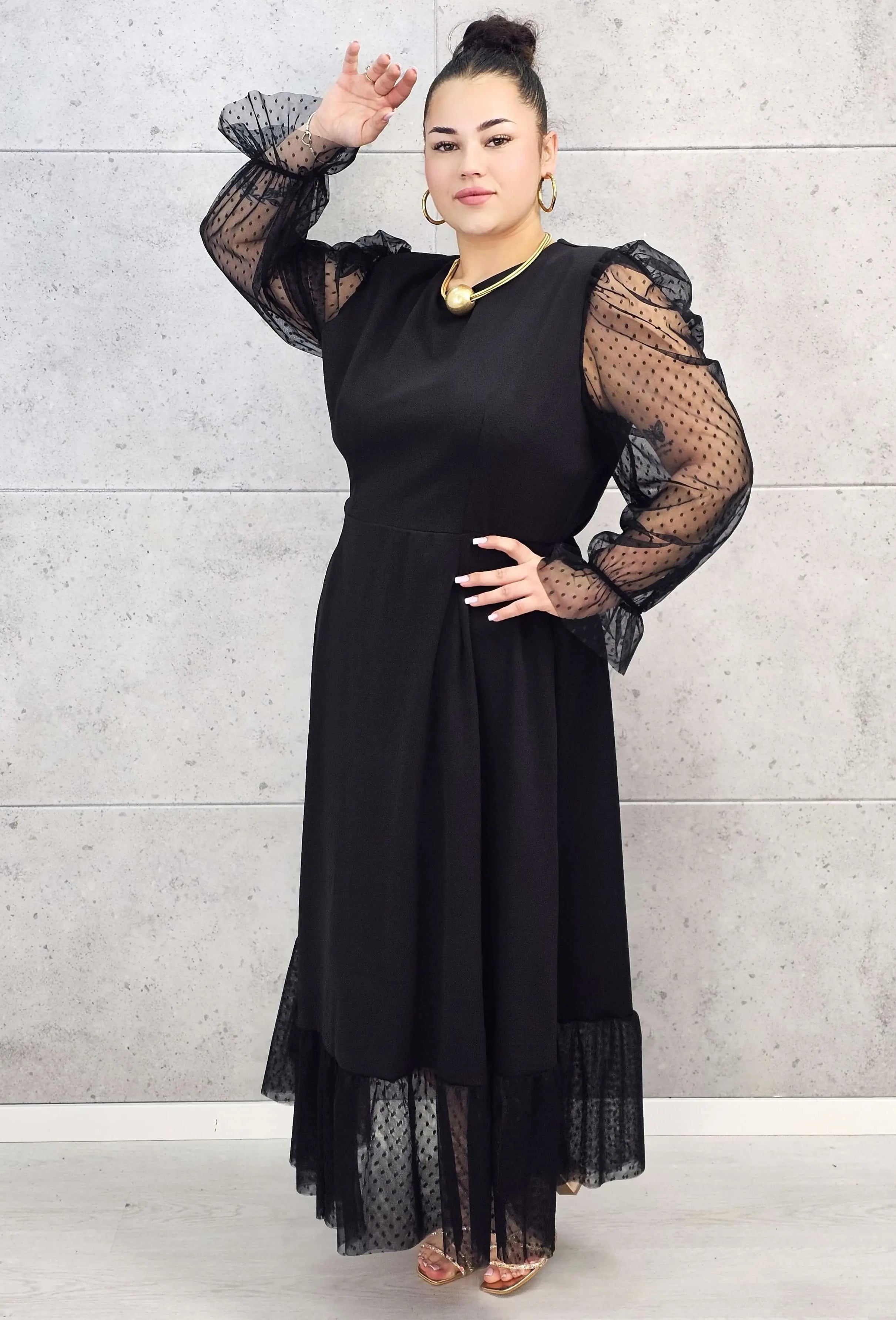 Sukienka plus size czarna maxi z transparentnymi rękawami – elegancja i lekkość Stylowa XL