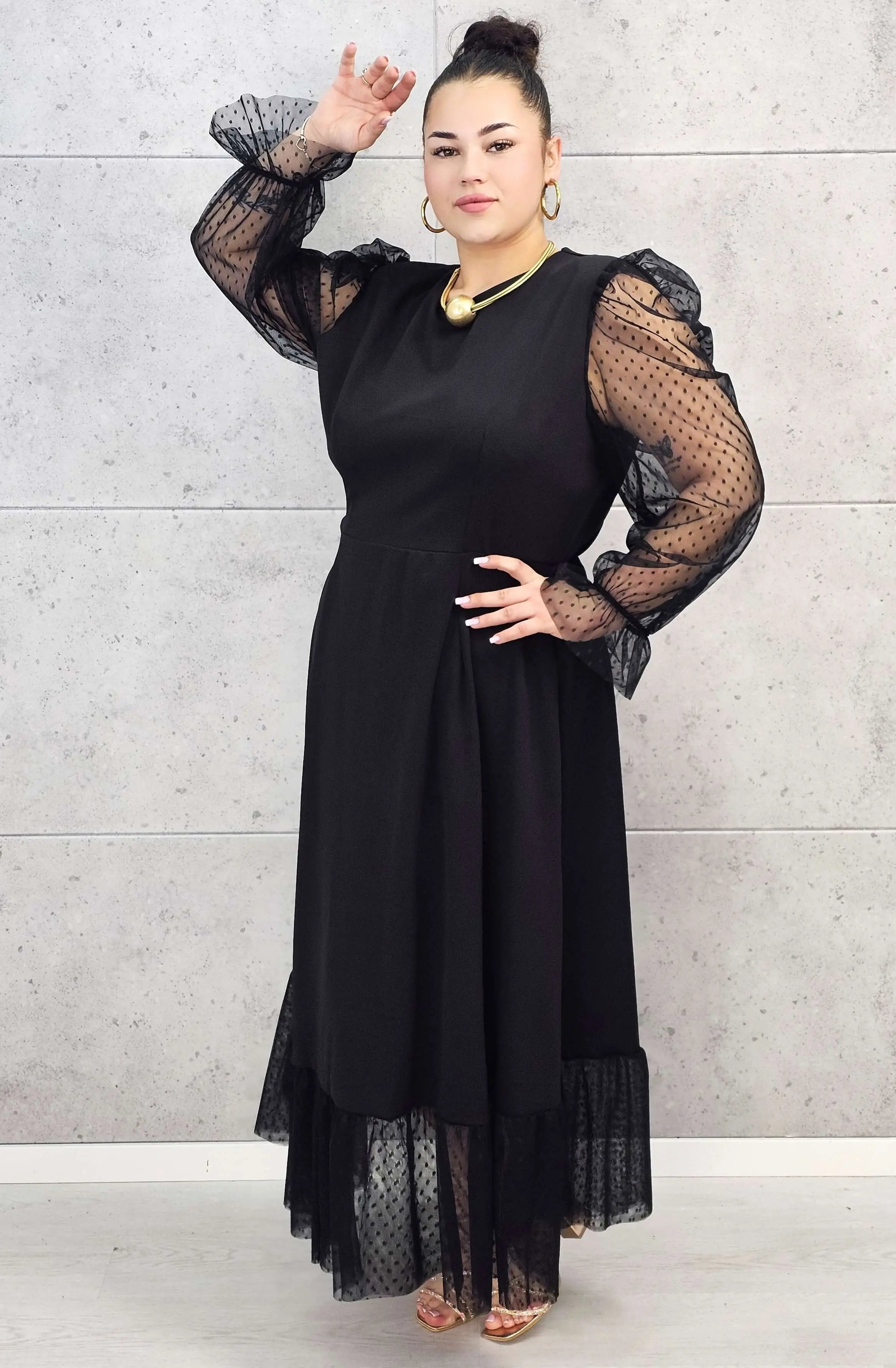 Sukienka plus size czarna maxi z transparentnymi rękawami – elegancja i lekkość Stylowa XL