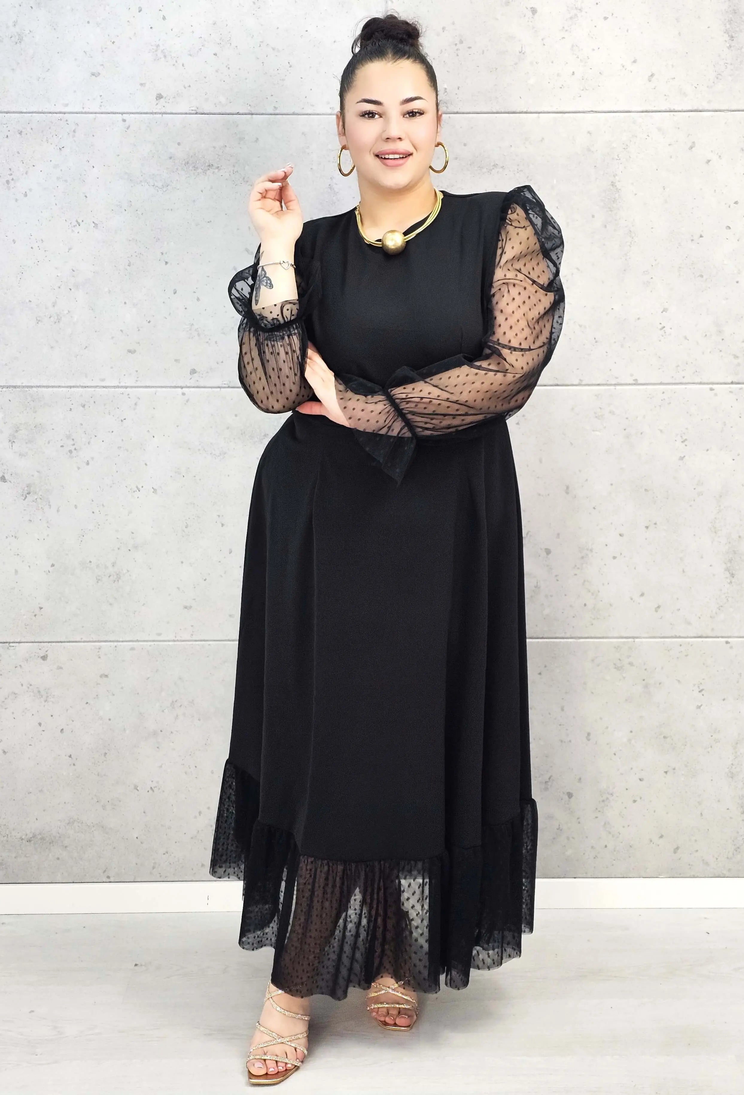 Sukienka plus size czarna maxi z transparentnymi rękawami – elegancja i lekkość Stylowa XL