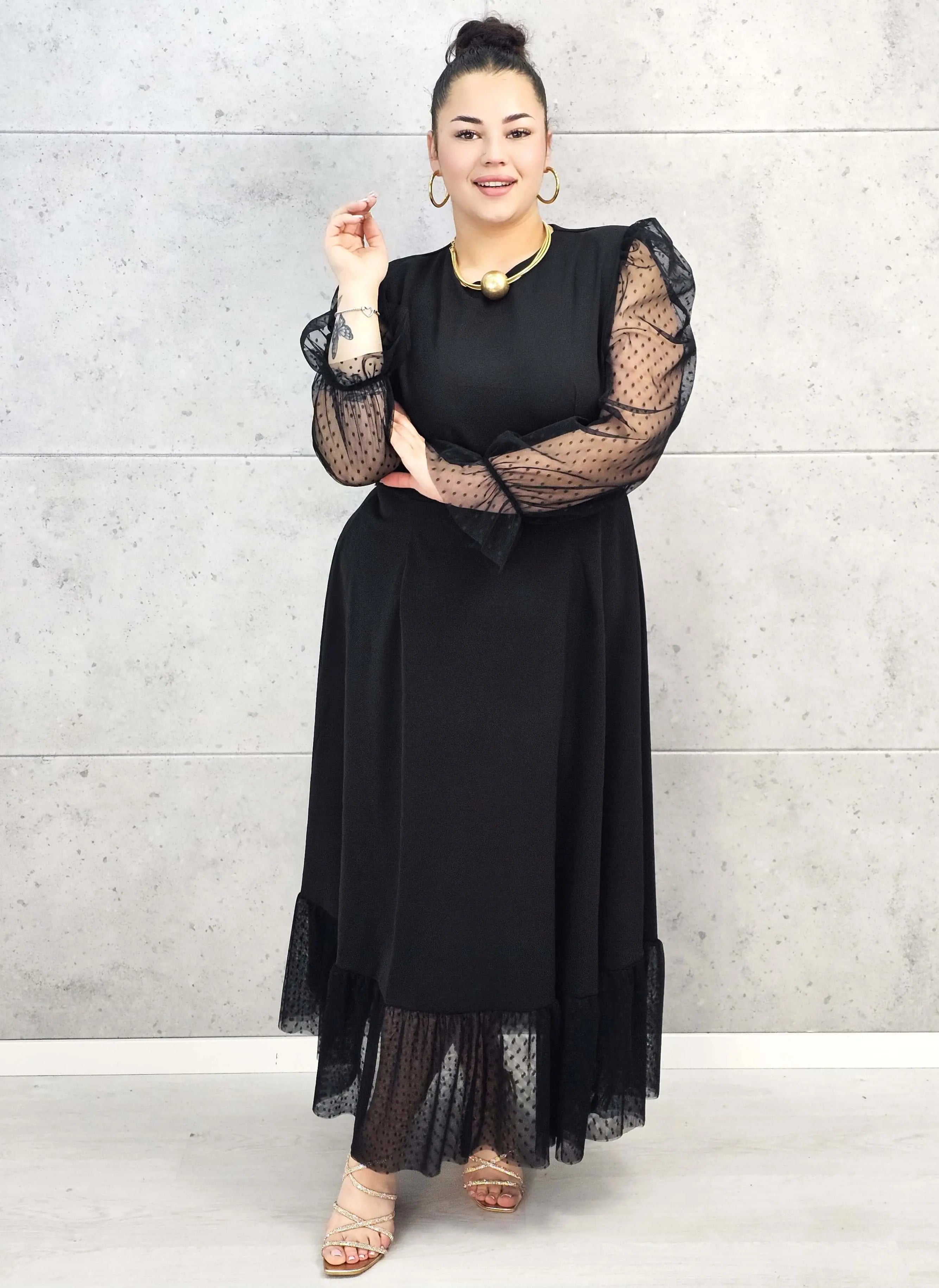 Sukienka plus size czarna maxi z transparentnymi rękawami – elegancja i lekkość Stylowa XL
