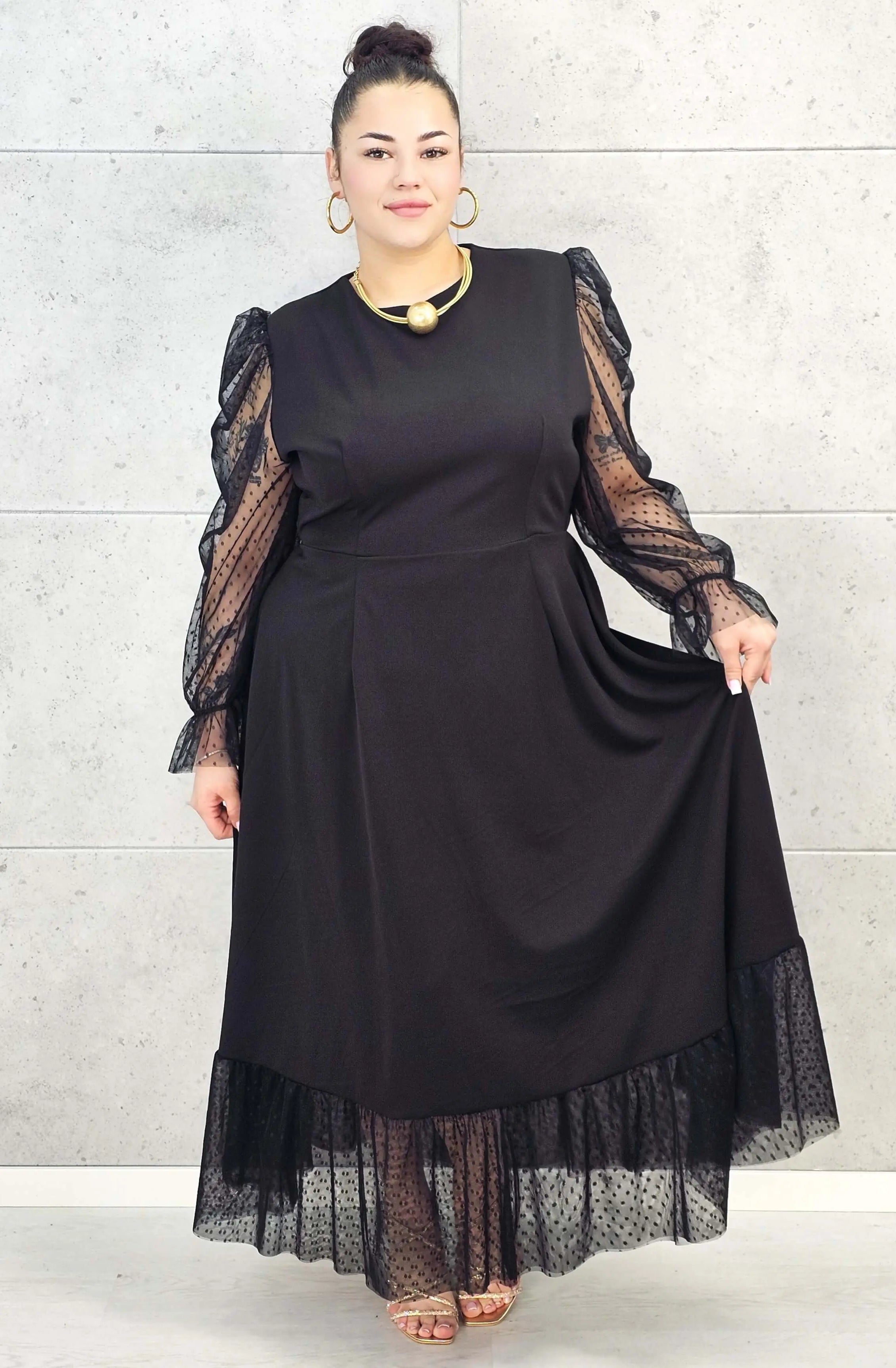 Sukienka plus size czarna maxi z transparentnymi rękawami – elegancja i lekkość Stylowa XL
