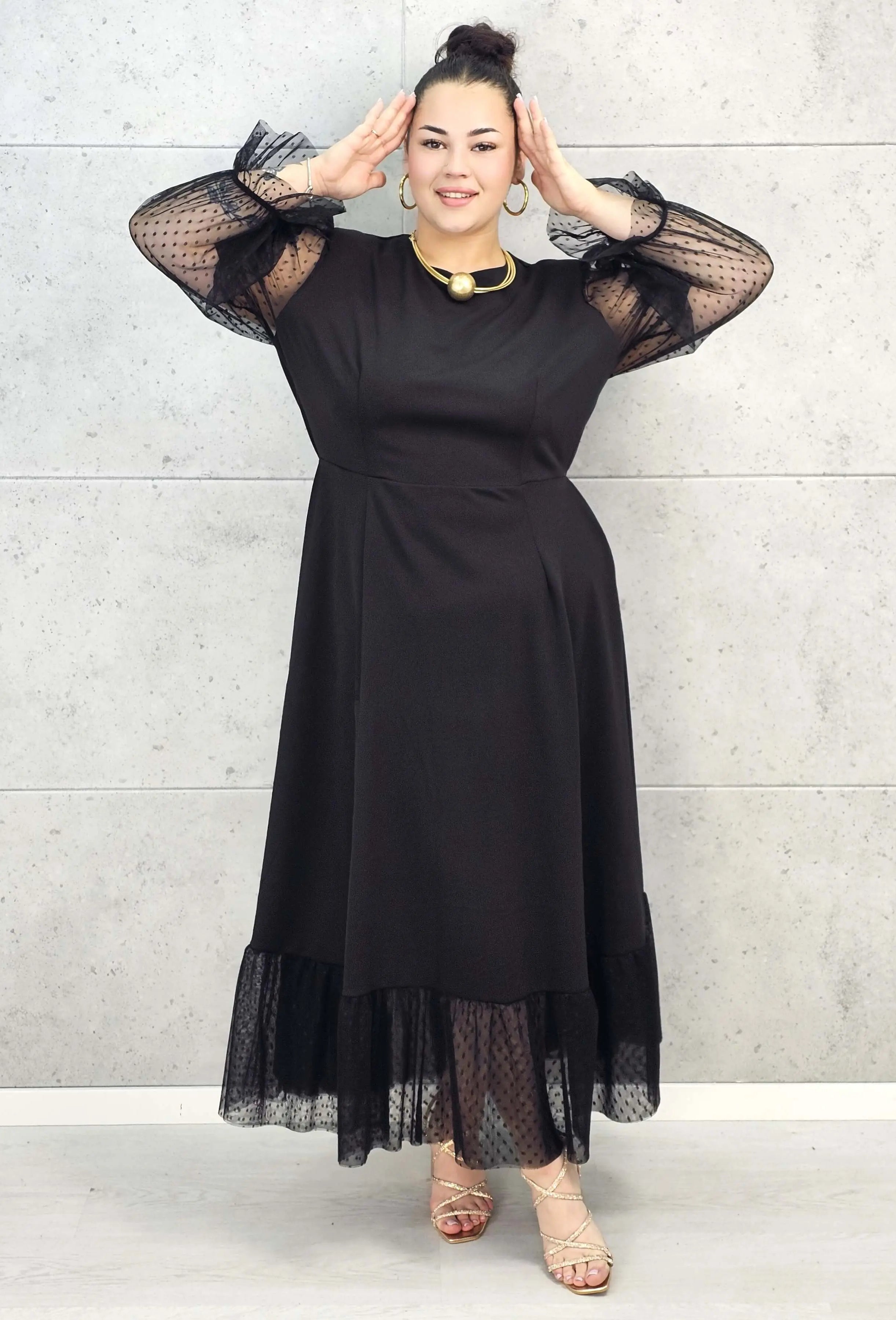 Sukienka plus size czarna maxi z transparentnymi rękawami – elegancja i lekkość Stylowa XL