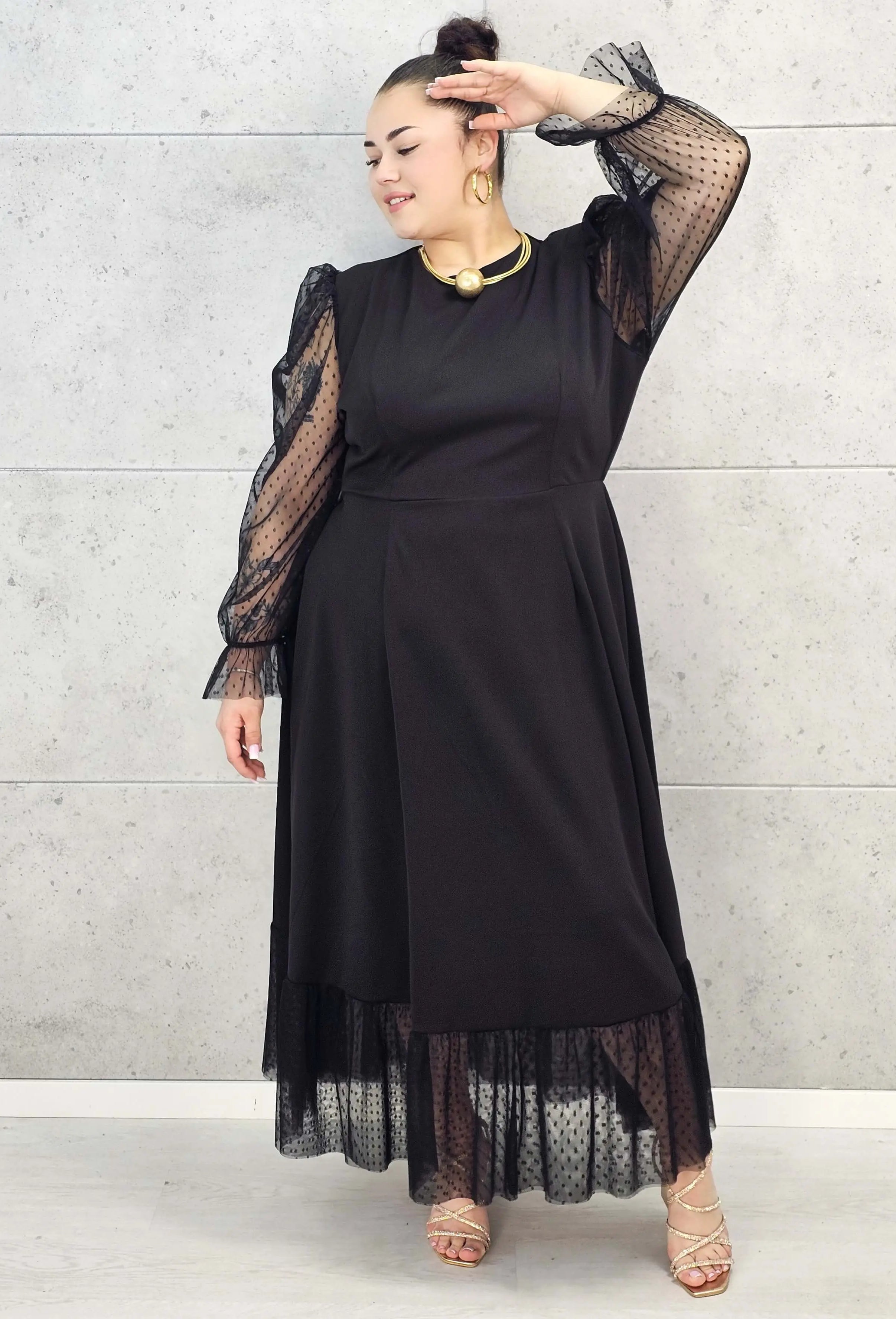 Sukienka plus size czarna maxi z transparentnymi rękawami – elegancja i lekkość Stylowa XL