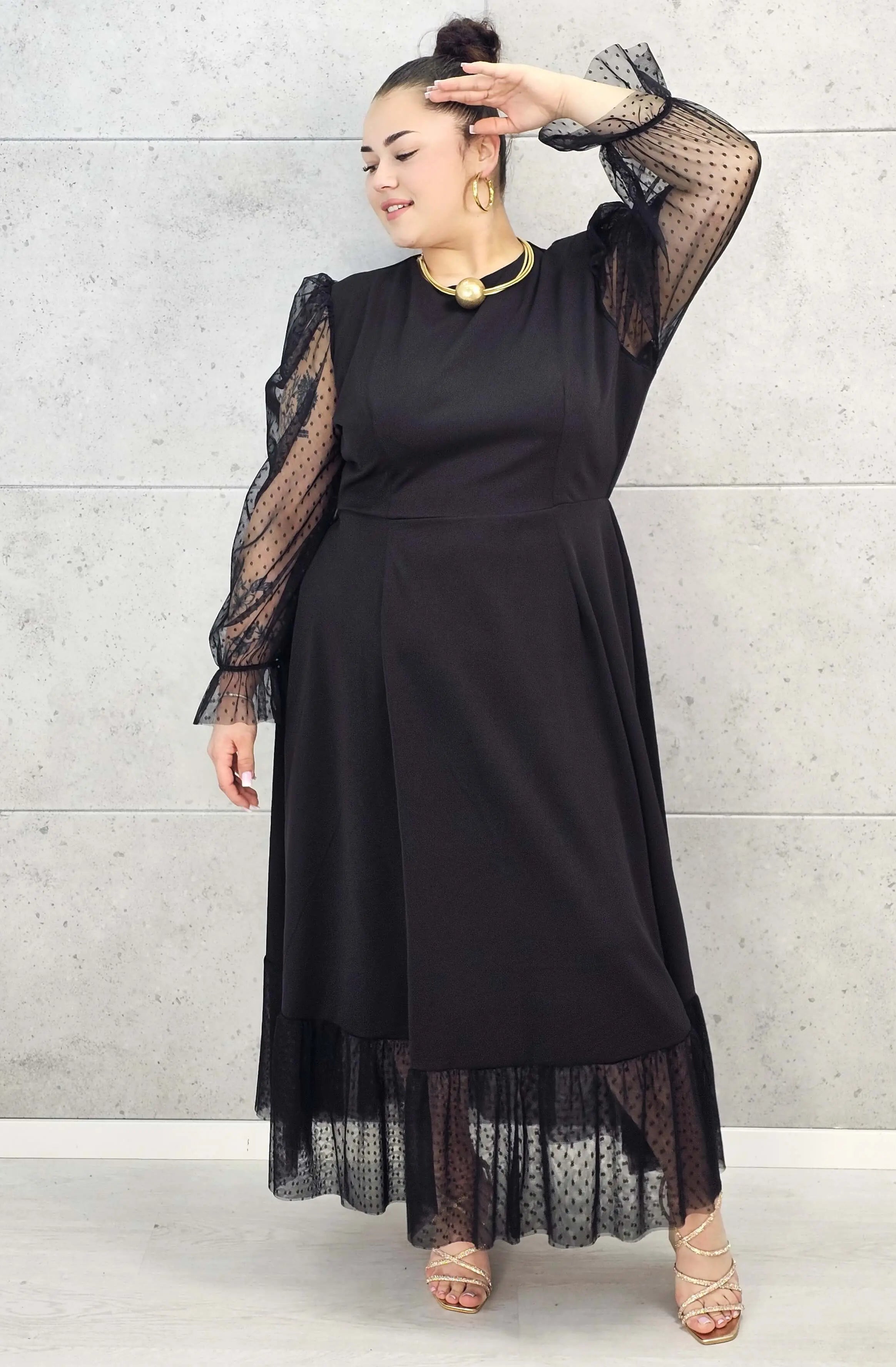 Sukienka plus size czarna maxi z transparentnymi rękawami – elegancja i lekkość Stylowa XL
