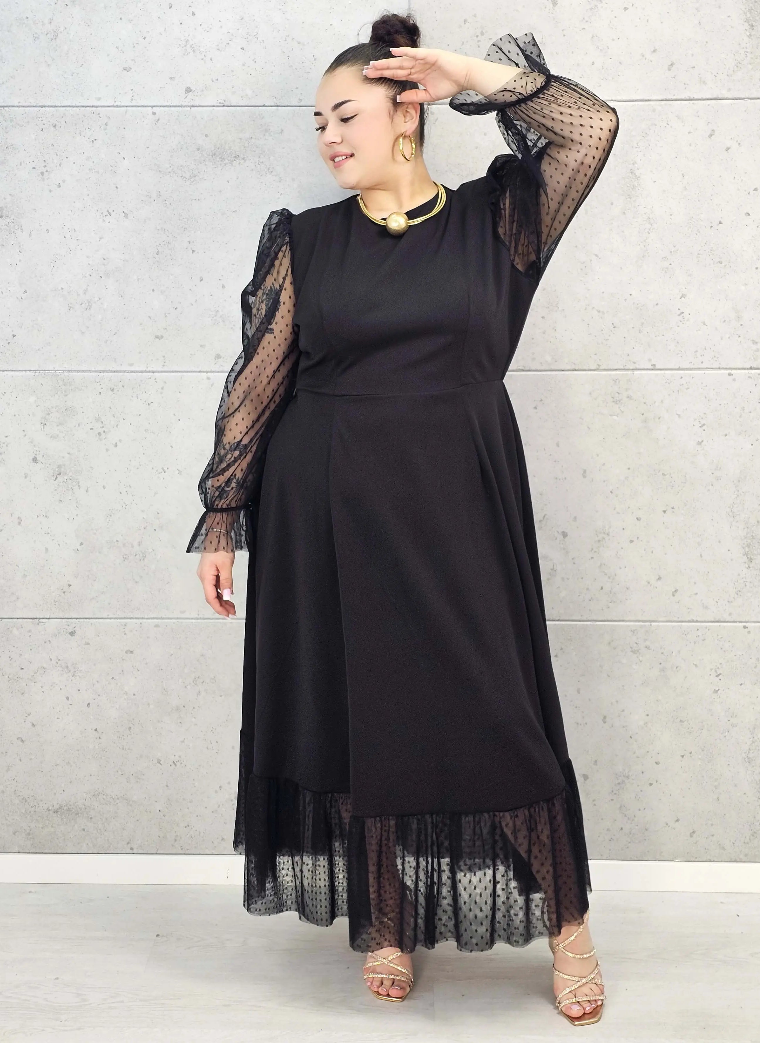 Sukienka plus size czarna maxi z transparentnymi rękawami – elegancja i lekkość Stylowa XL