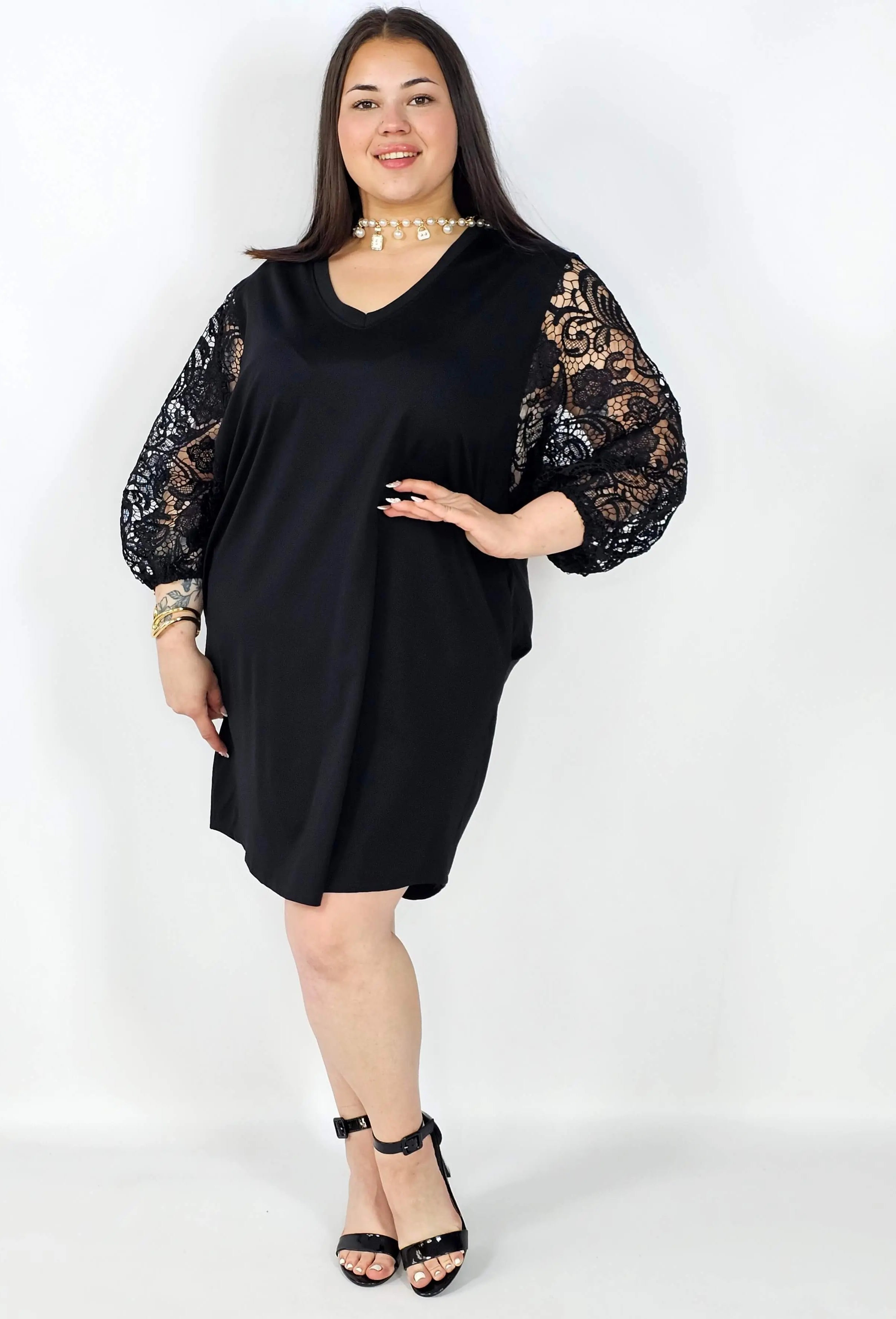 Sukienka plus size czarna z koronkowymi rękawami – klasyka z eleganckim detalem Stylowa XL