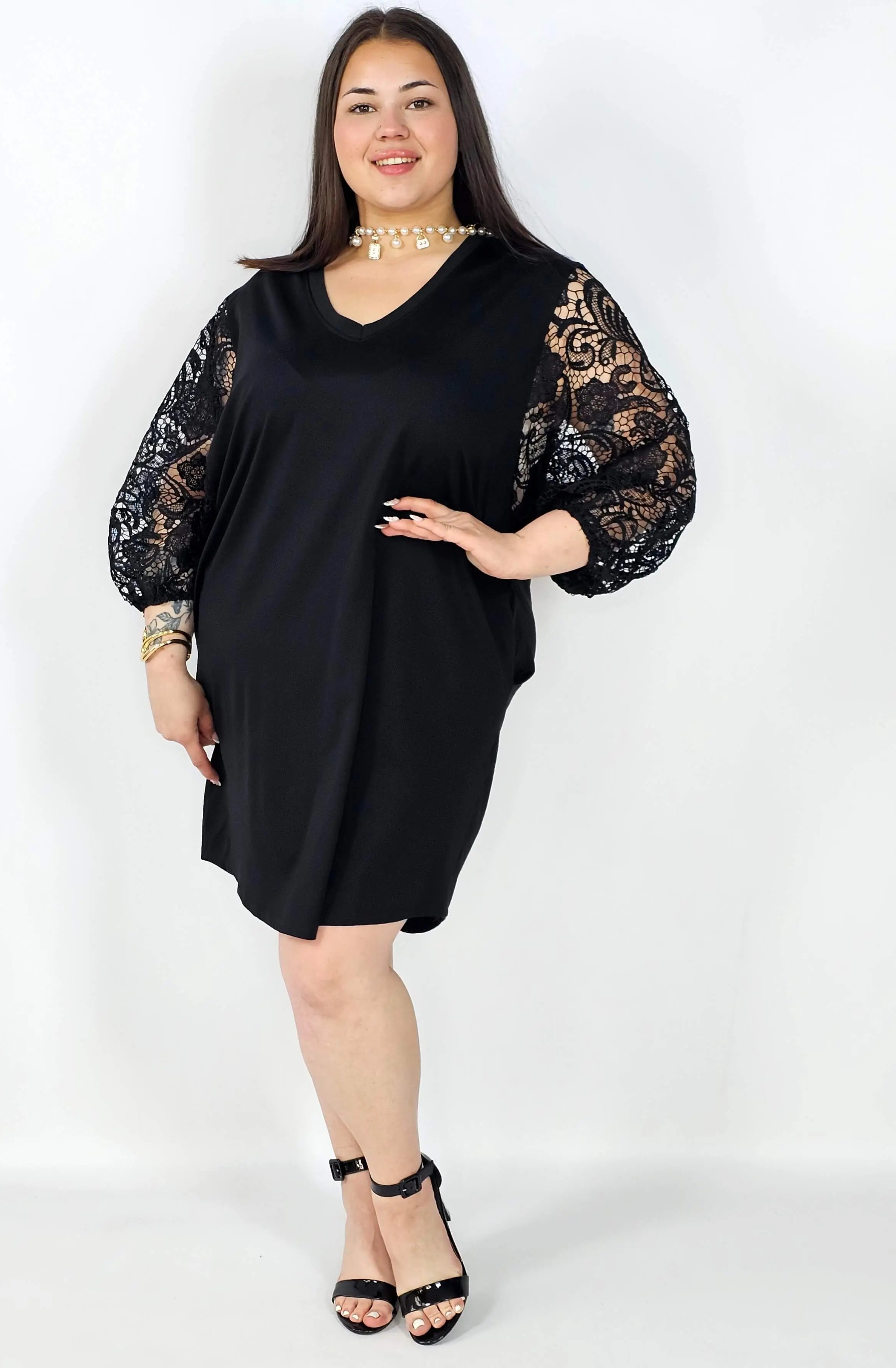 Sukienka plus size czarna z koronkowymi rękawami – klasyka z eleganckim detalem Stylowa XL