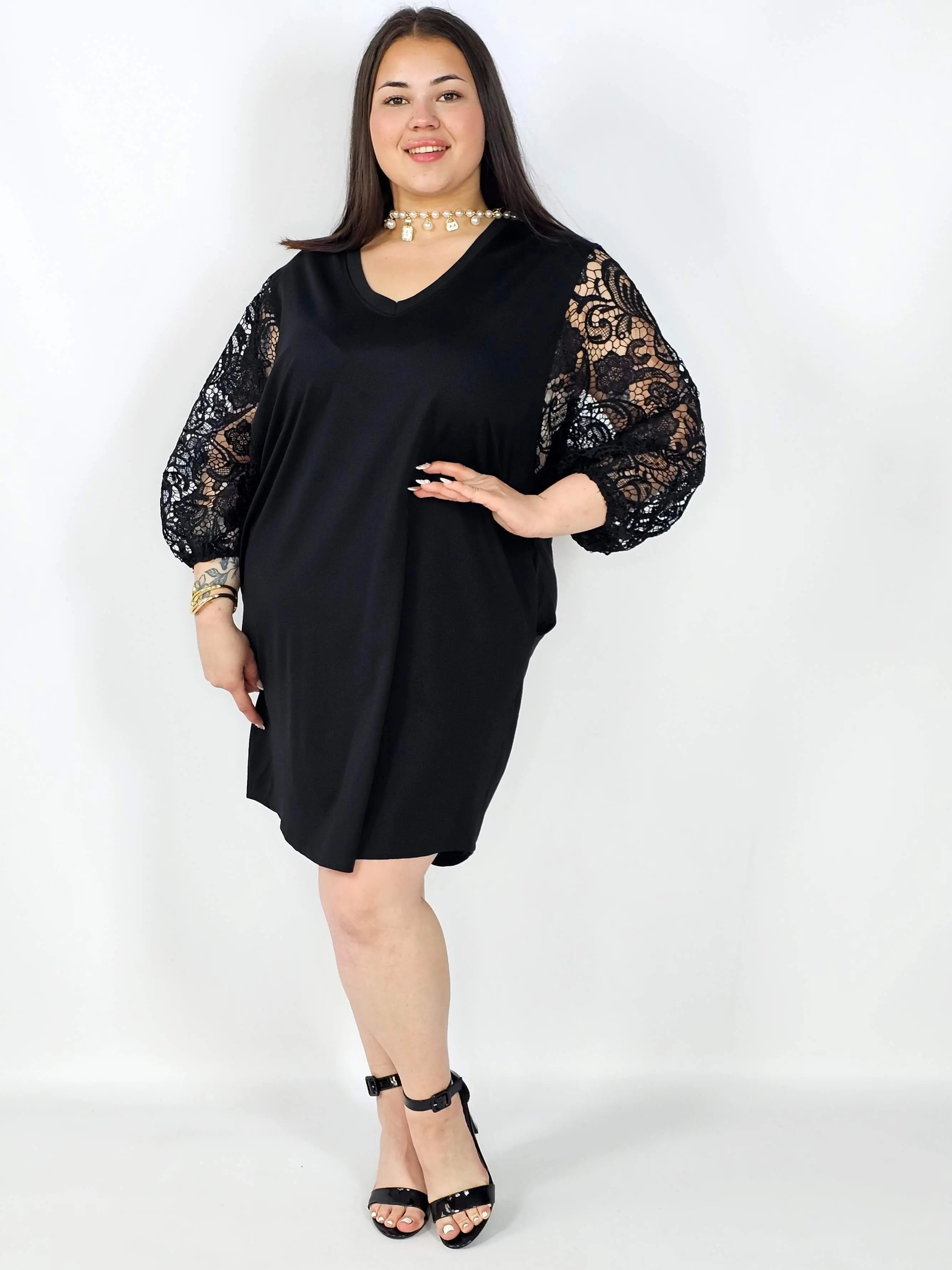 Sukienka plus size czarna z koronkowymi rękawami – klasyka z eleganckim detalem Stylowa XL