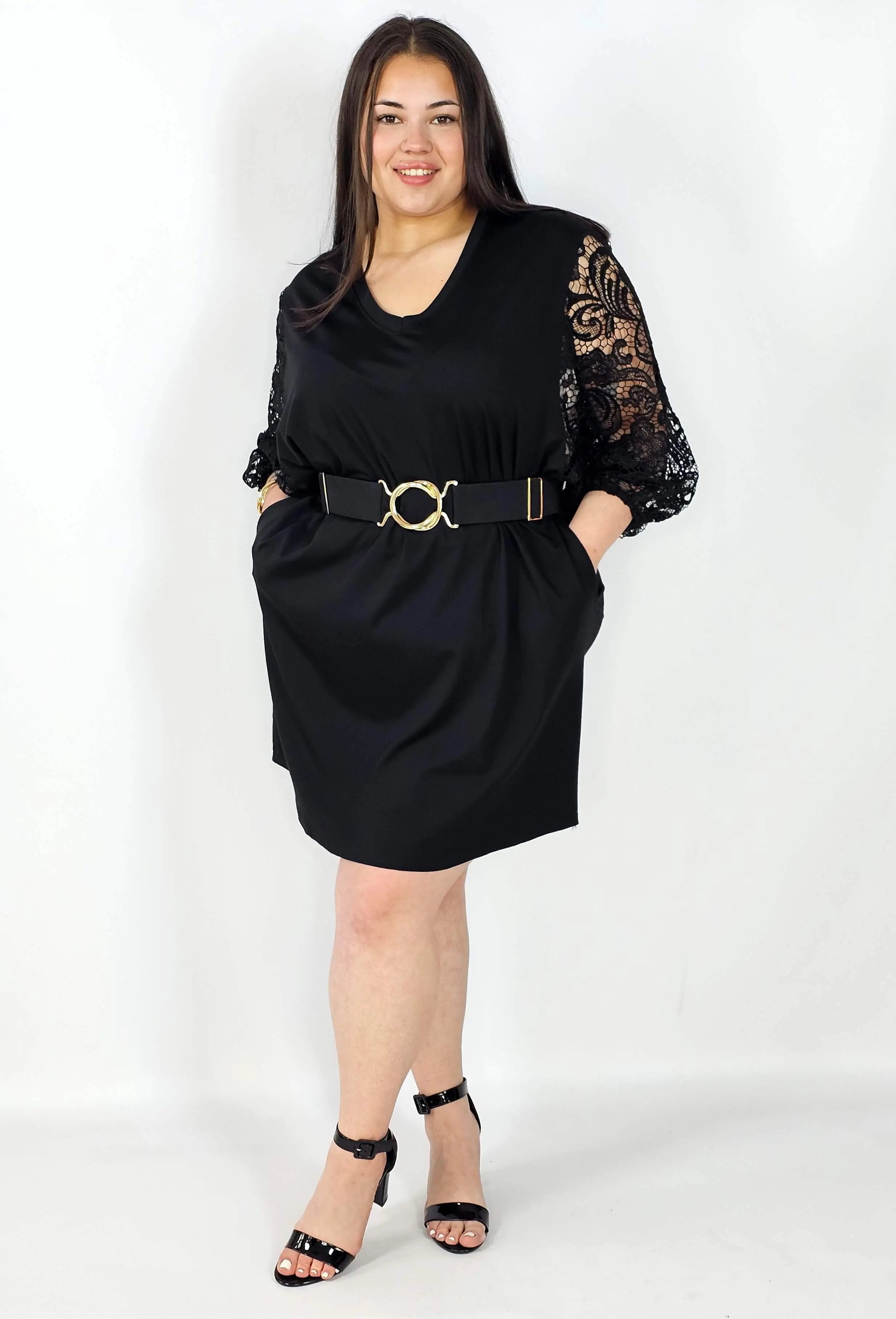 Sukienka plus size czarna z koronkowymi rękawami – klasyka z eleganckim detalem Stylowa XL