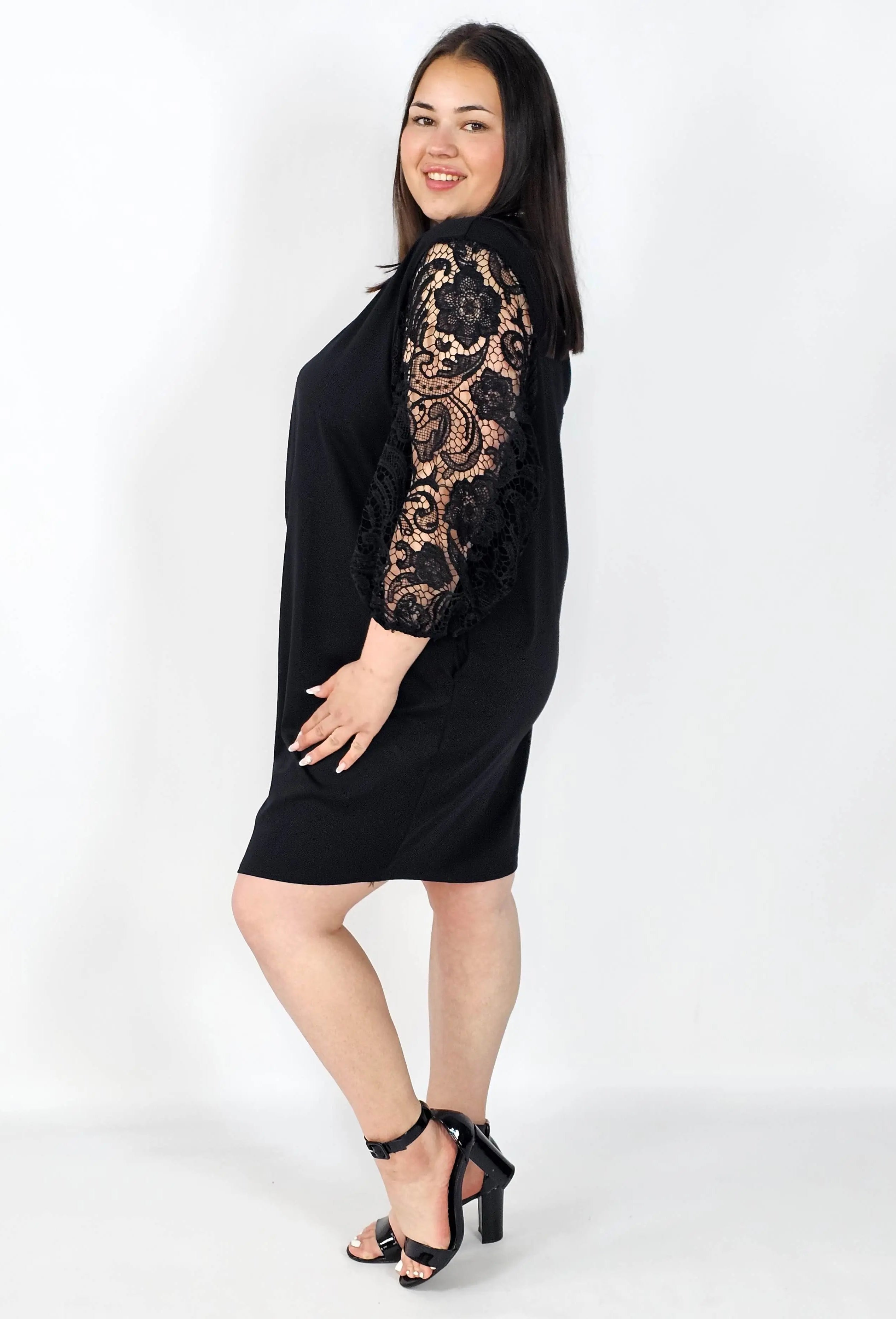 Sukienka plus size czarna z koronkowymi rękawami – klasyka z eleganckim detalem Stylowa XL