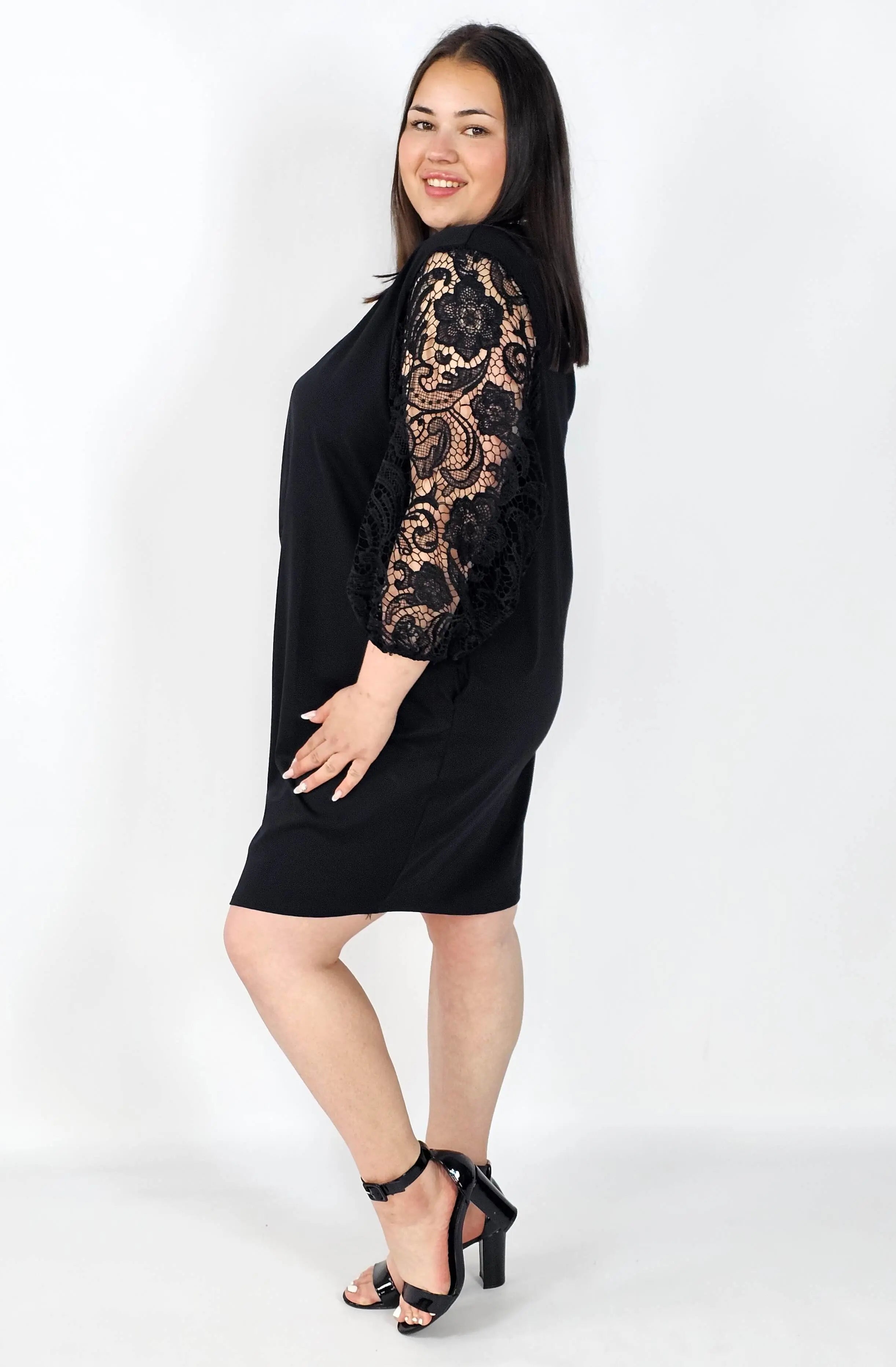 Sukienka plus size czarna z koronkowymi rękawami – klasyka z eleganckim detalem Stylowa XL