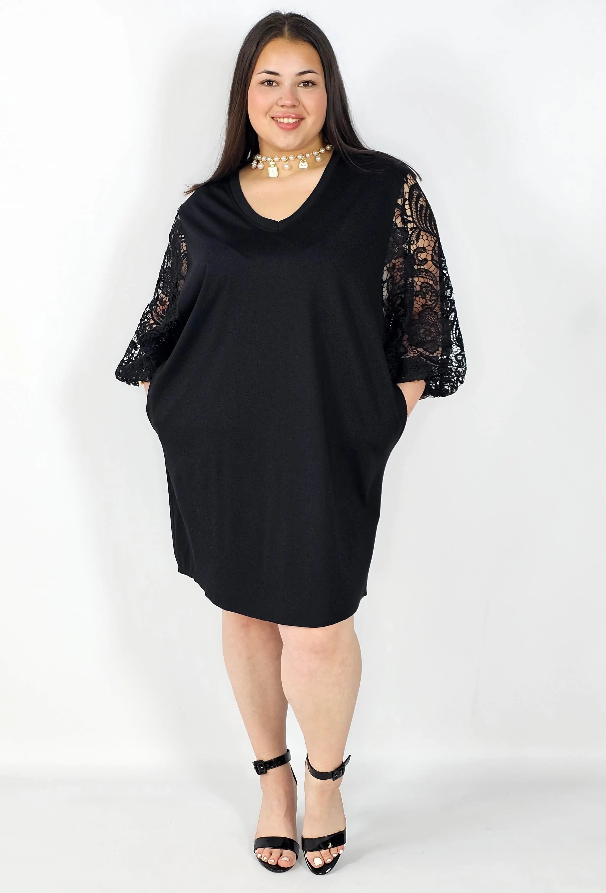 Sukienka plus size czarna z koronkowymi rękawami – klasyka z eleganckim detalem Stylowa XL