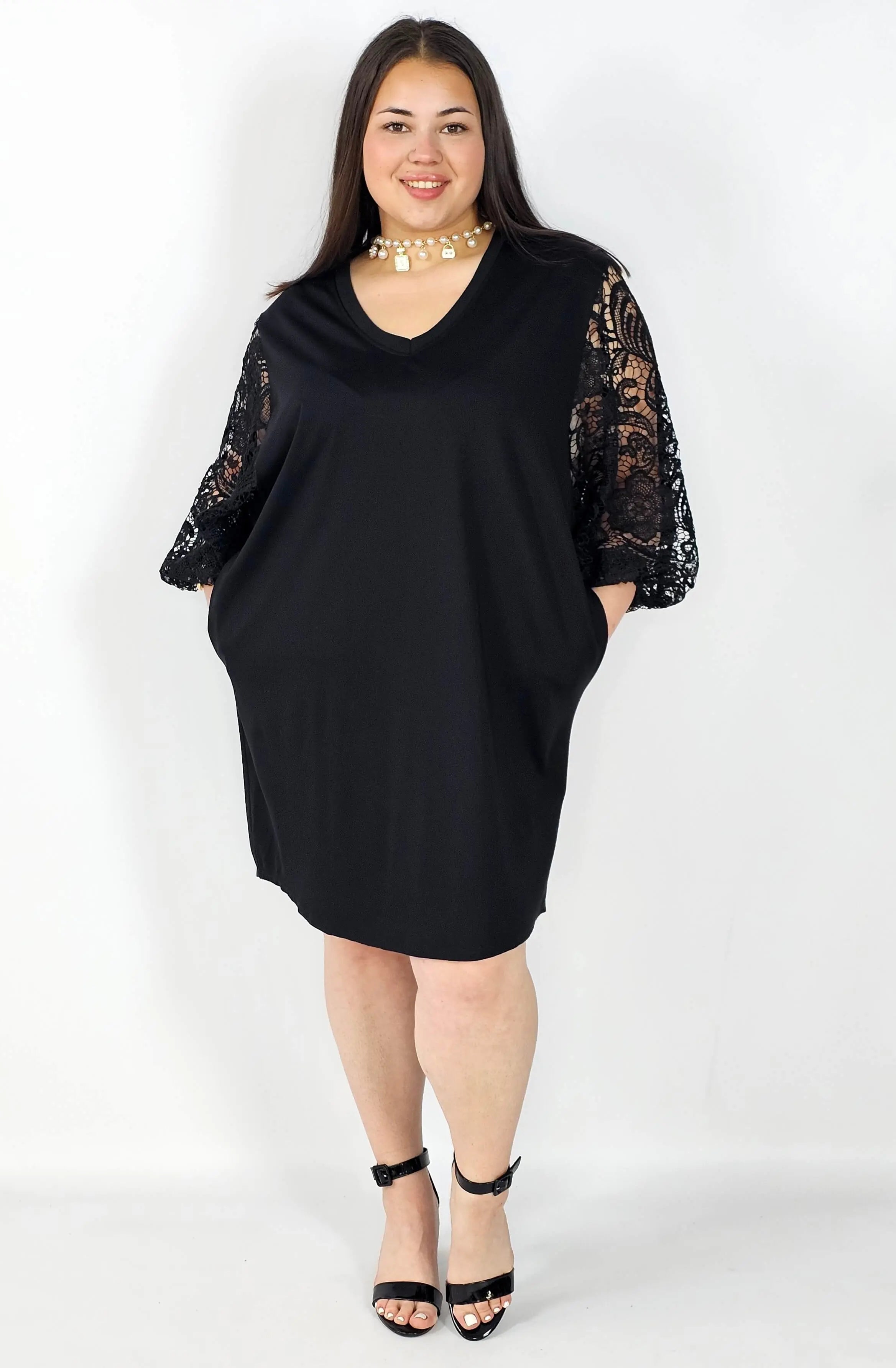Sukienka plus size czarna z koronkowymi rękawami – klasyka z eleganckim detalem Stylowa XL
