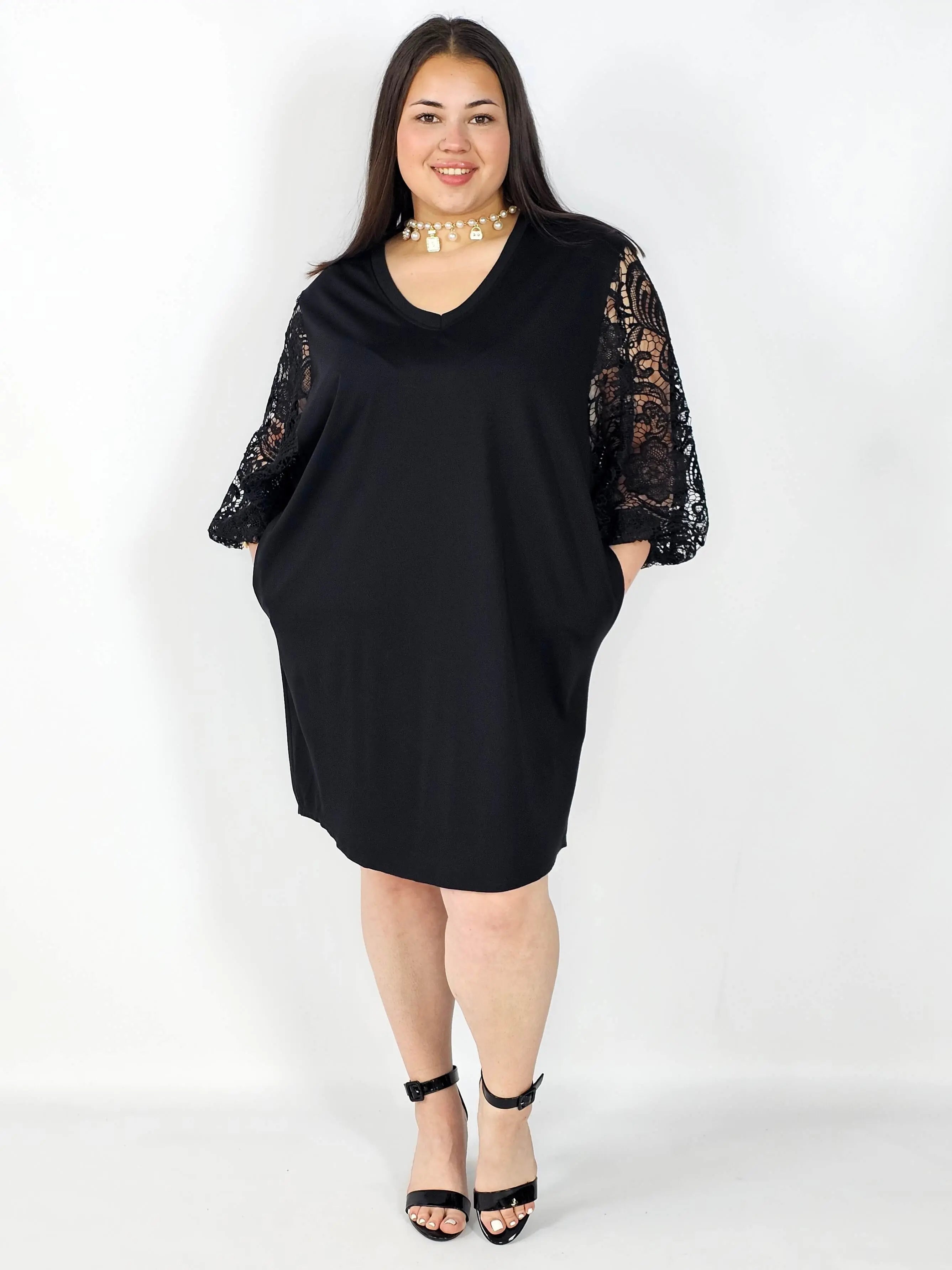 Sukienka plus size czarna z koronkowymi rękawami – klasyka z eleganckim detalem Stylowa XL