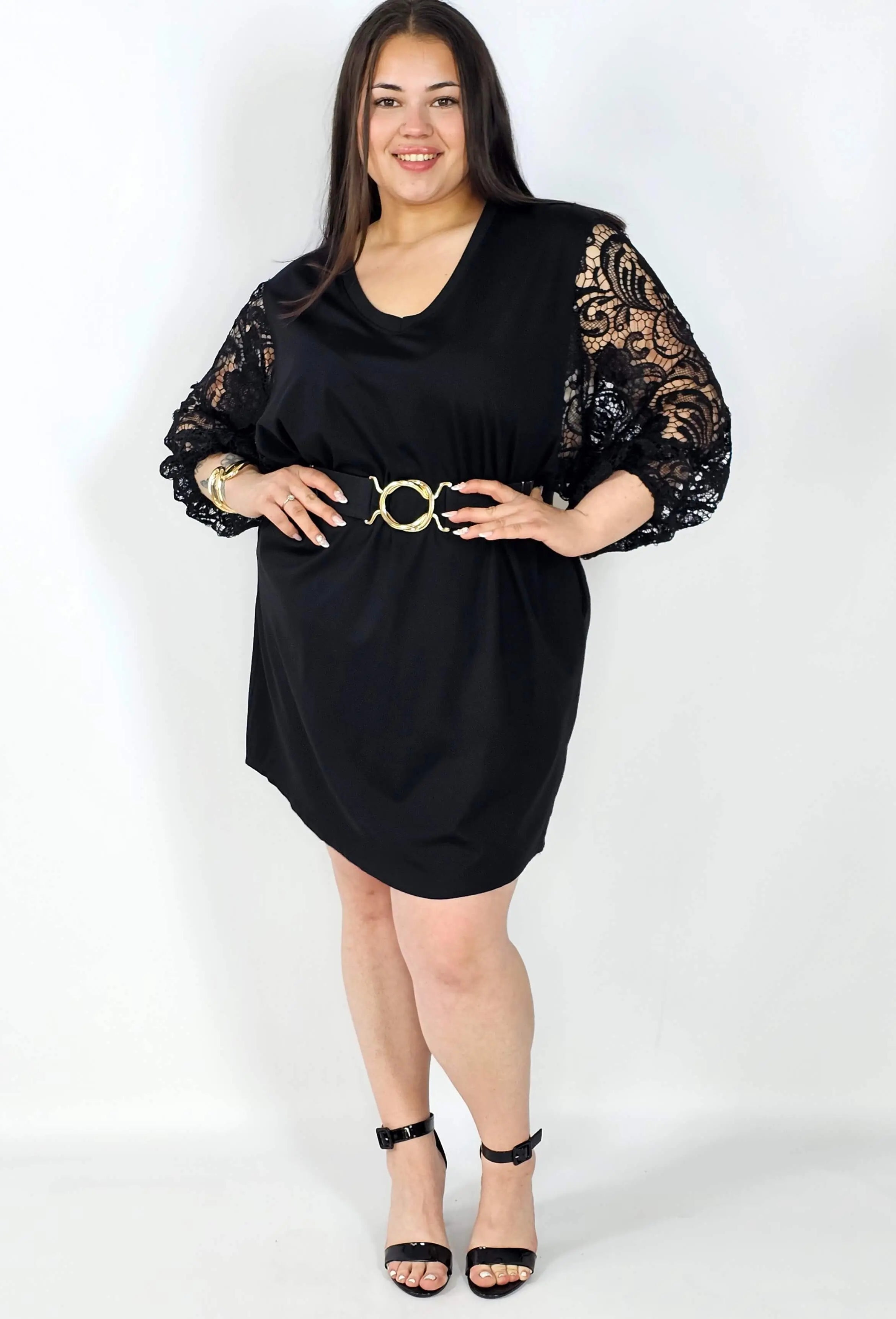 Sukienka plus size czarna z koronkowymi rękawami – klasyka z eleganckim detalem Stylowa XL