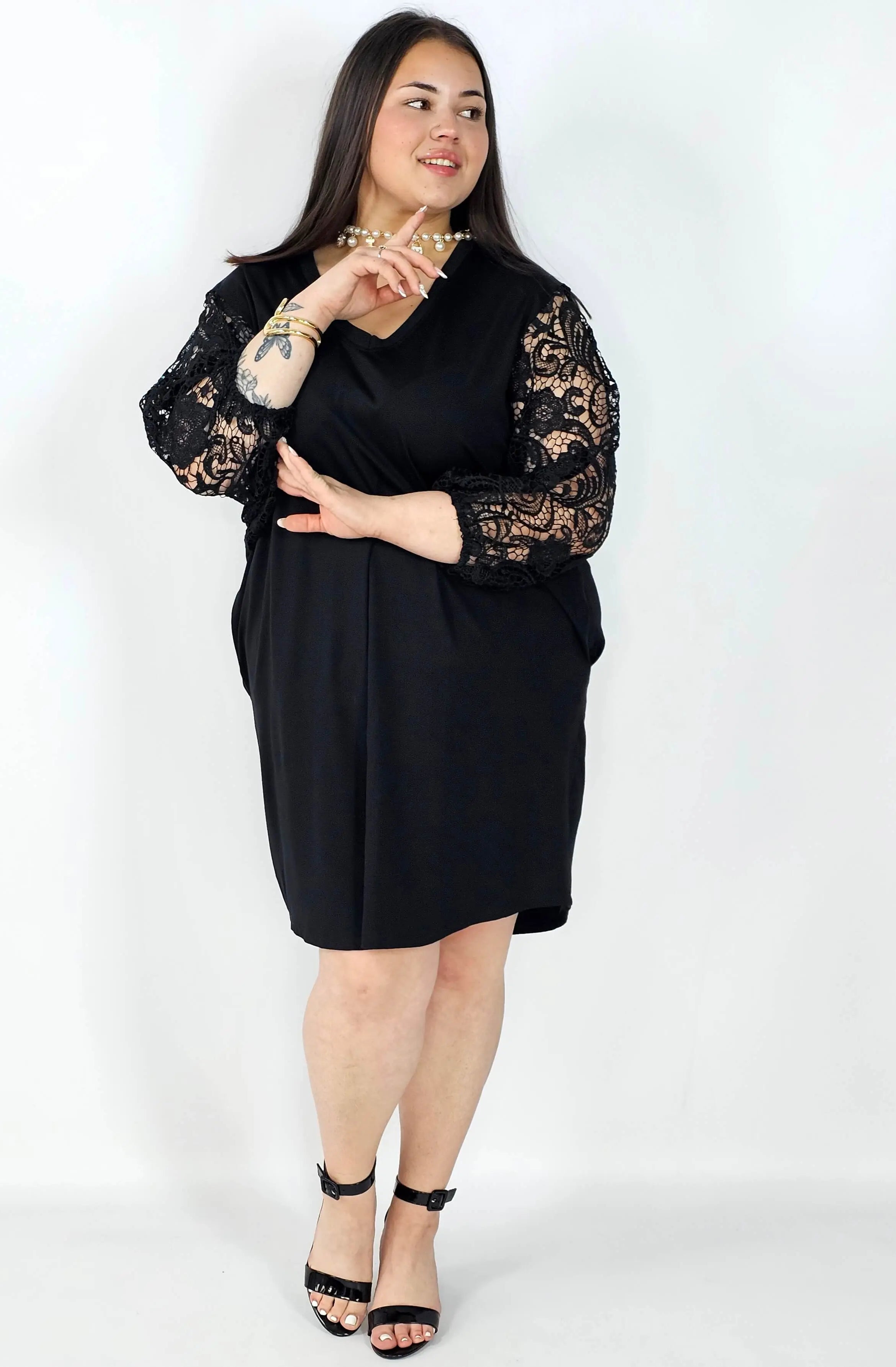 Sukienka plus size czarna z koronkowymi rękawami – klasyka z eleganckim detalem Stylowa XL