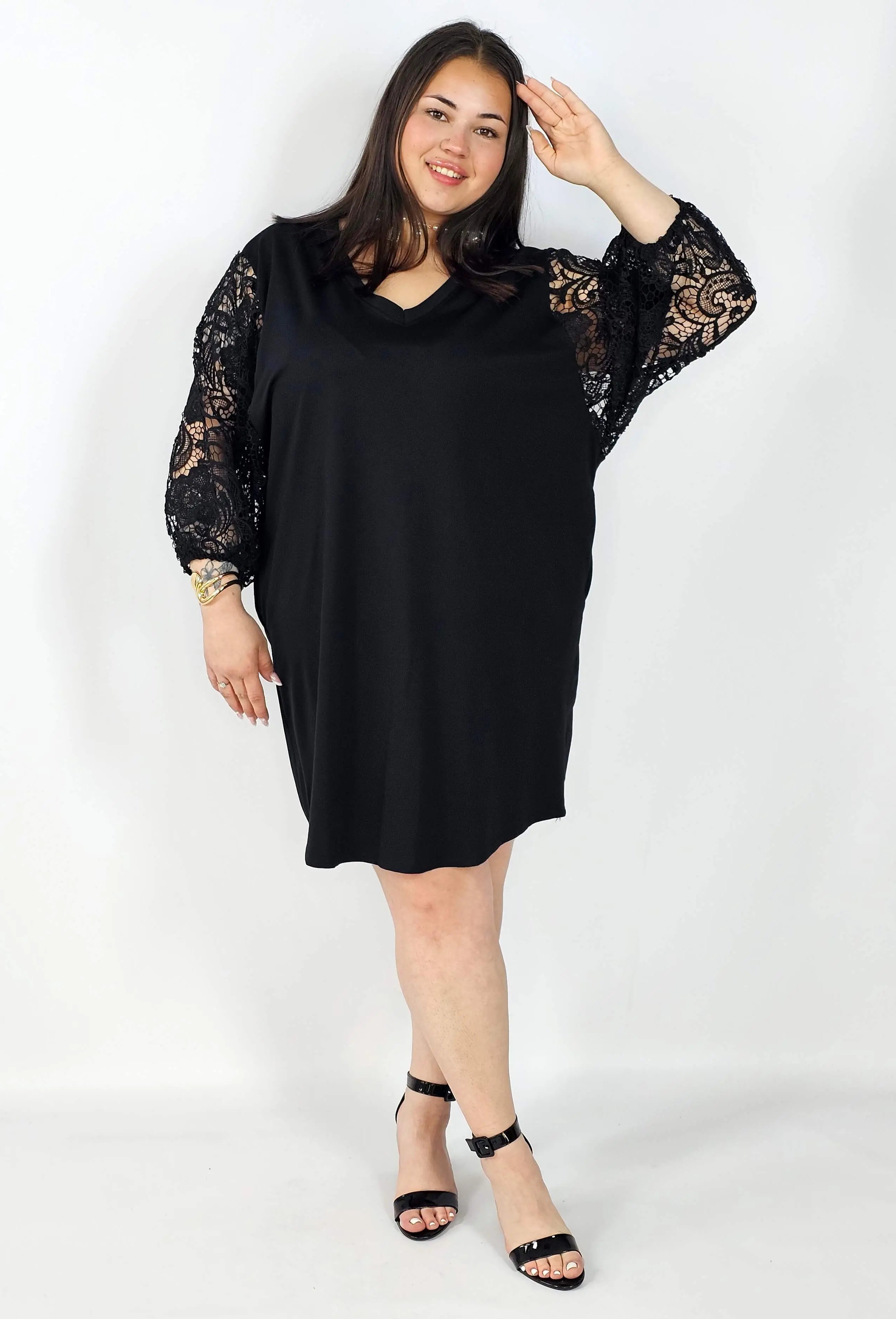 Sukienka plus size czarna z koronkowymi rękawami – klasyka z eleganckim detalem Stylowa XL