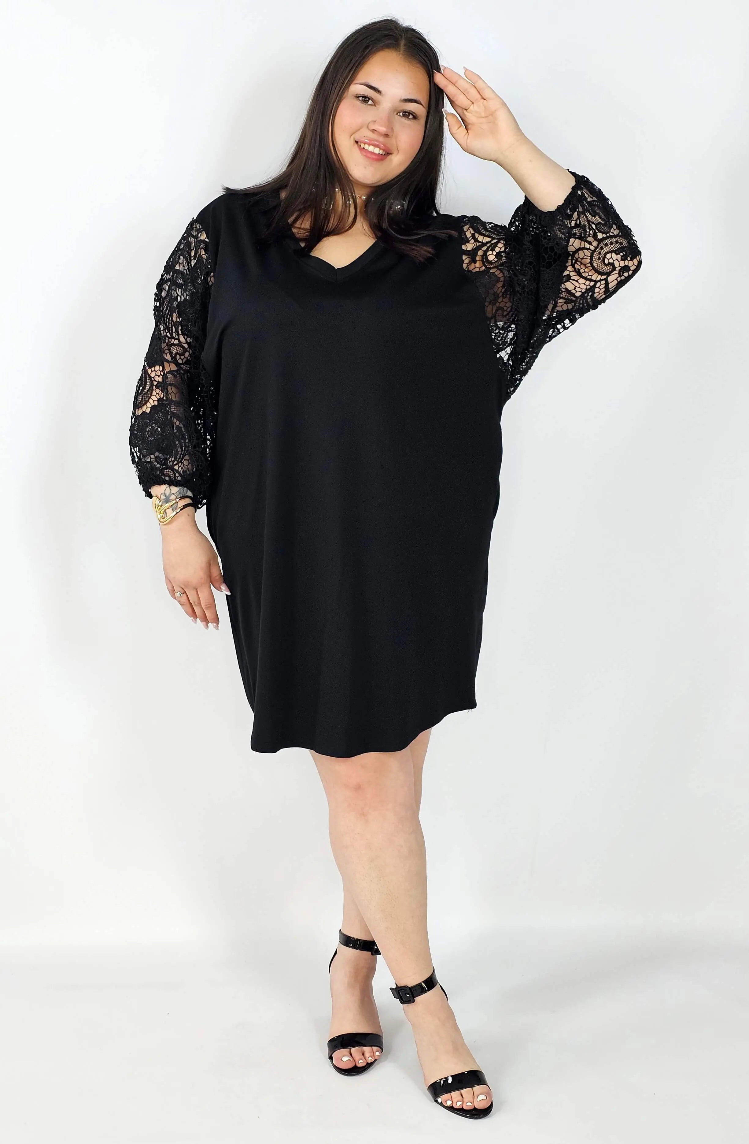 Sukienka plus size czarna z koronkowymi rękawami – klasyka z eleganckim detalem Stylowa XL