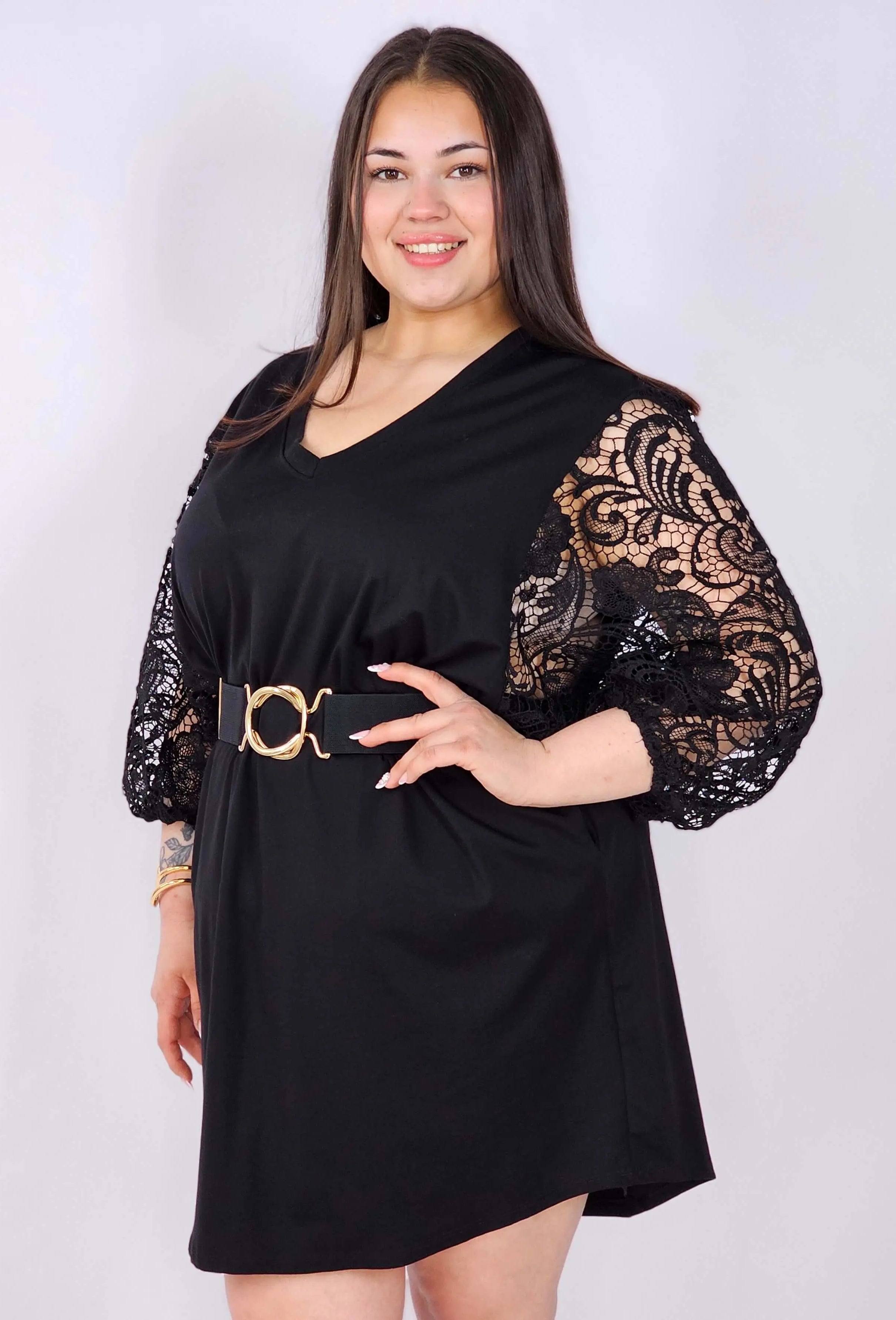 Sukienka plus size czarna z koronkowymi rękawami – klasyka z eleganckim detalem Stylowa XL