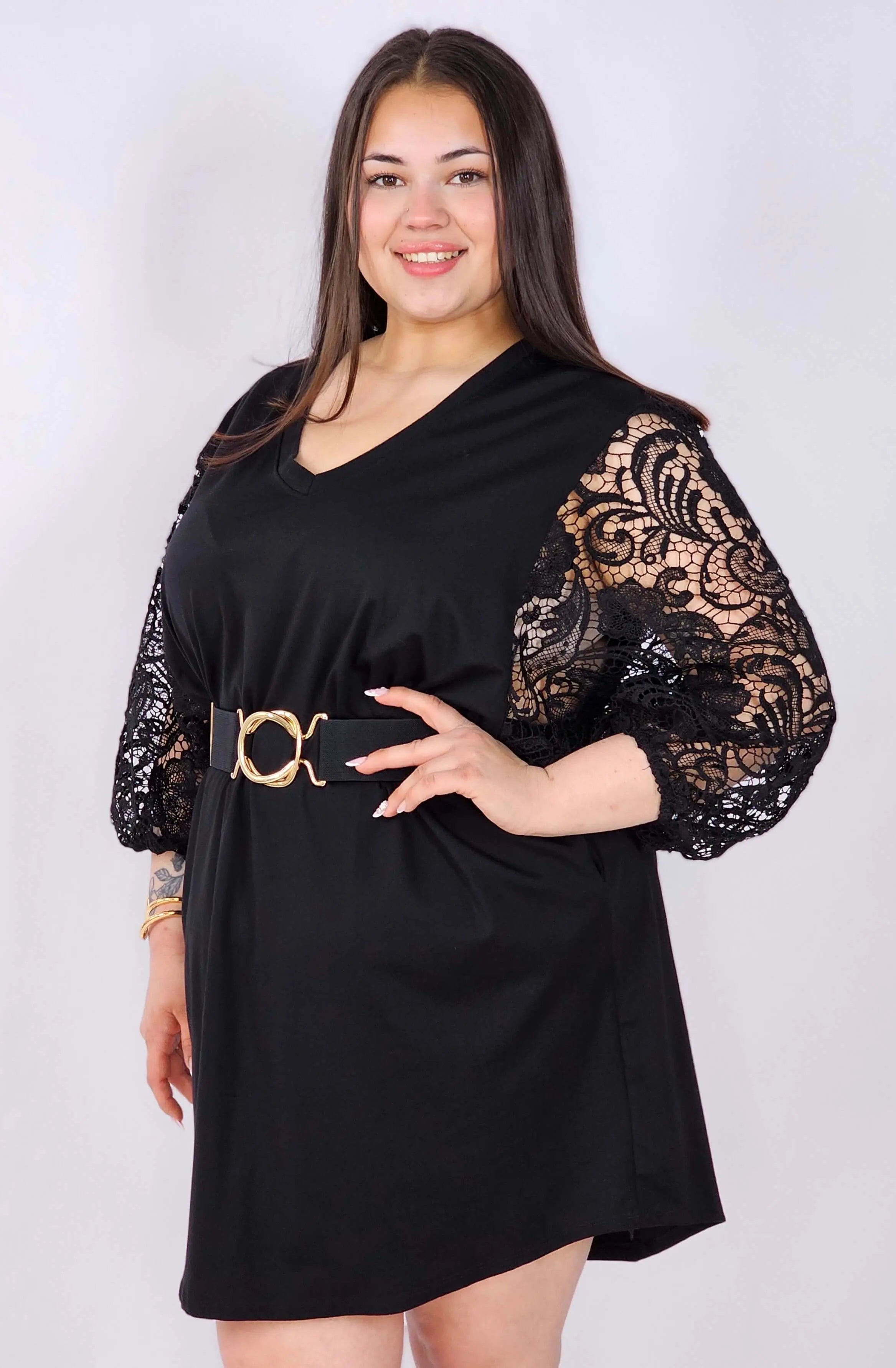 Sukienka plus size czarna z koronkowymi rękawami – klasyka z eleganckim detalem Stylowa XL