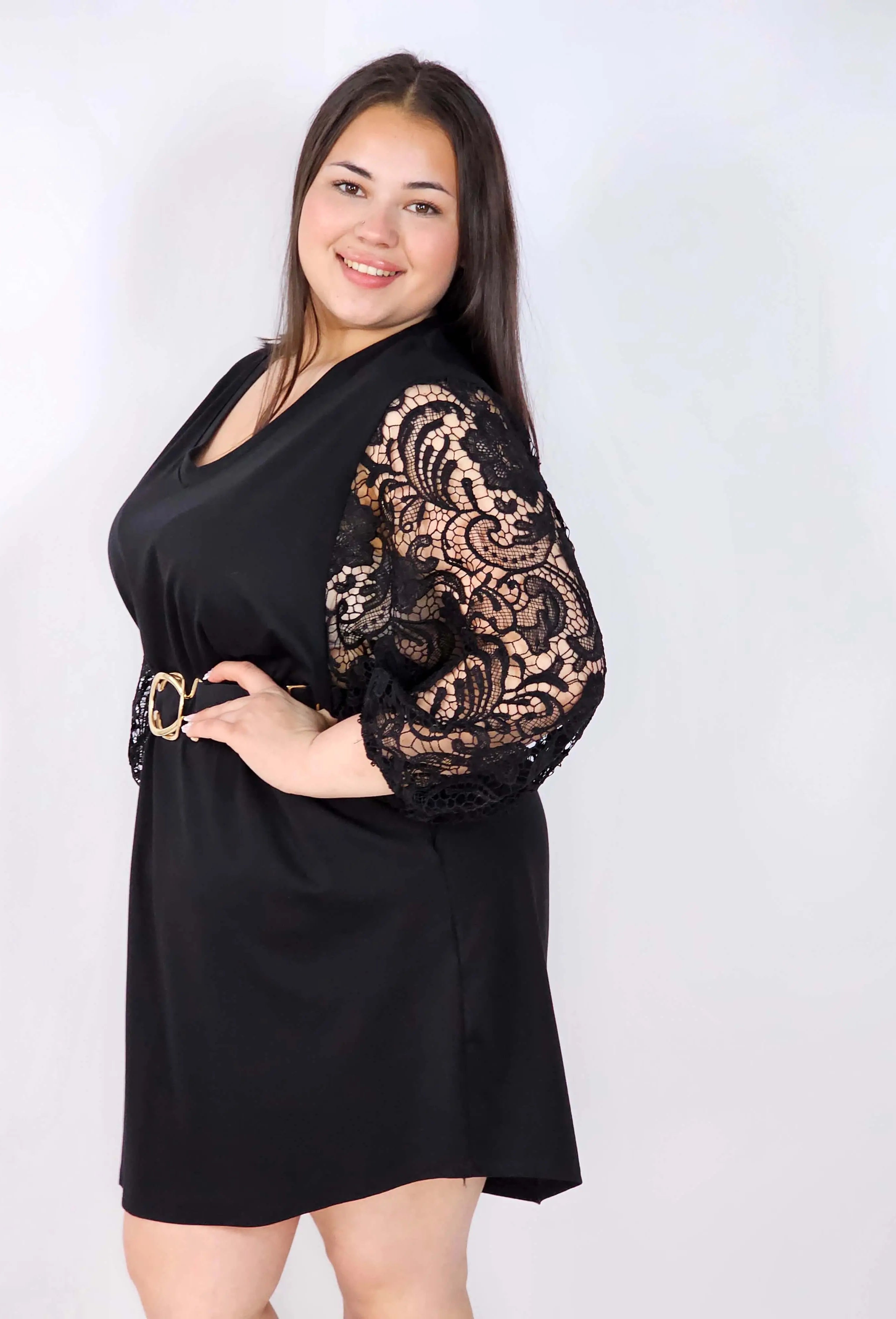 Sukienka plus size czarna z koronkowymi rękawami – klasyka z eleganckim detalem Stylowa XL