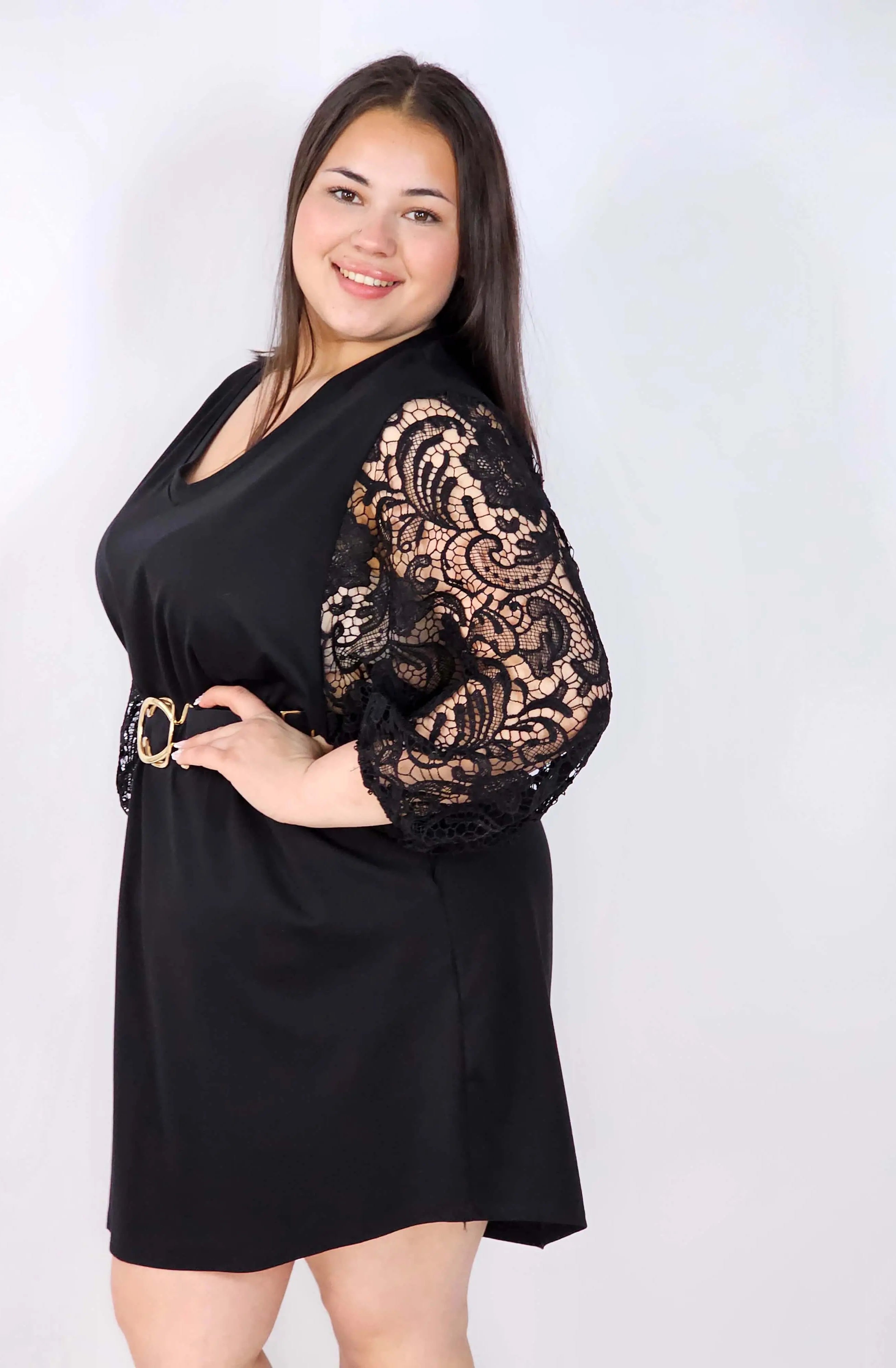 Sukienka plus size czarna z koronkowymi rękawami – klasyka z eleganckim detalem Stylowa XL