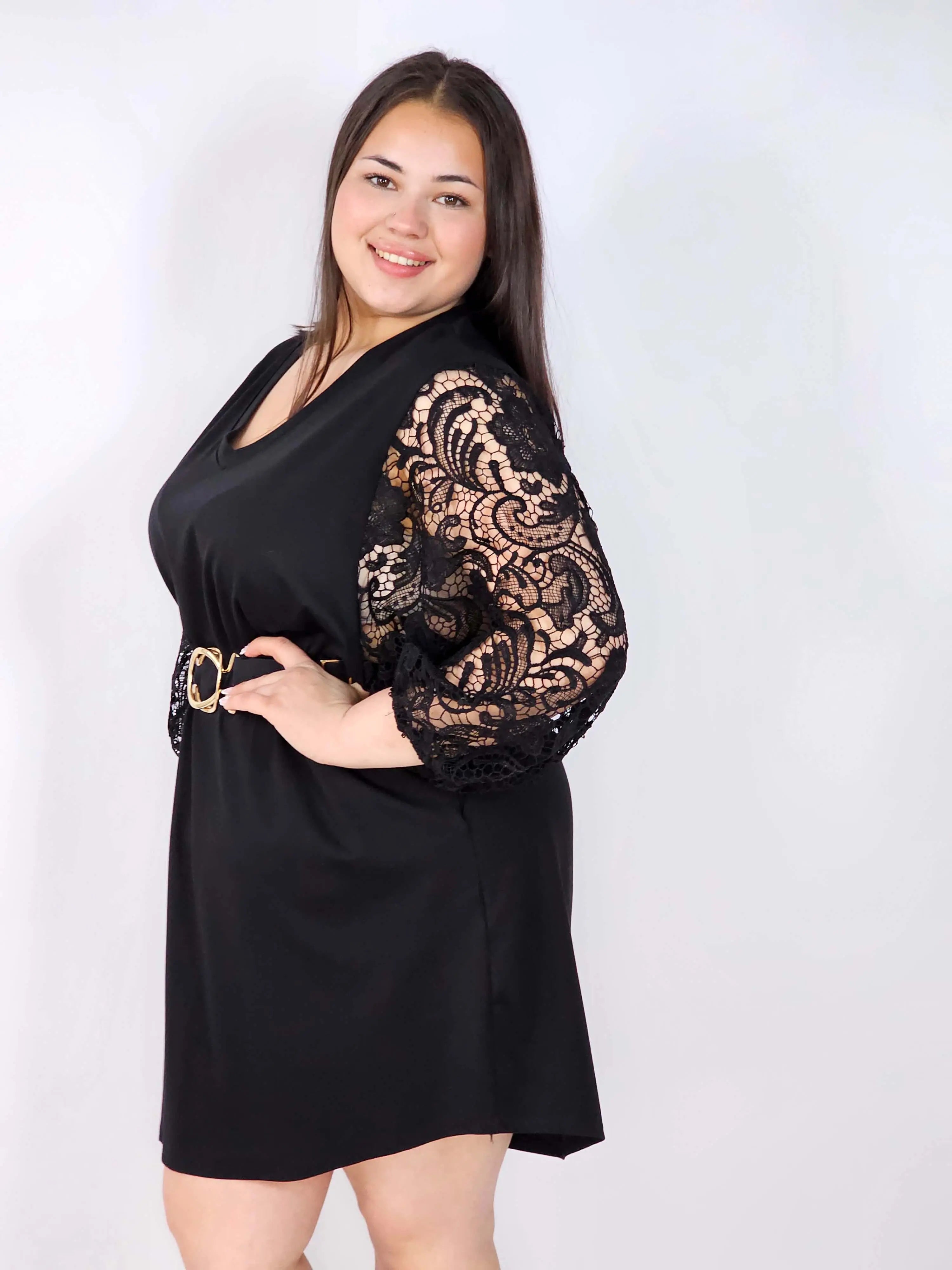 Sukienka plus size czarna z koronkowymi rękawami – klasyka z eleganckim detalem Stylowa XL