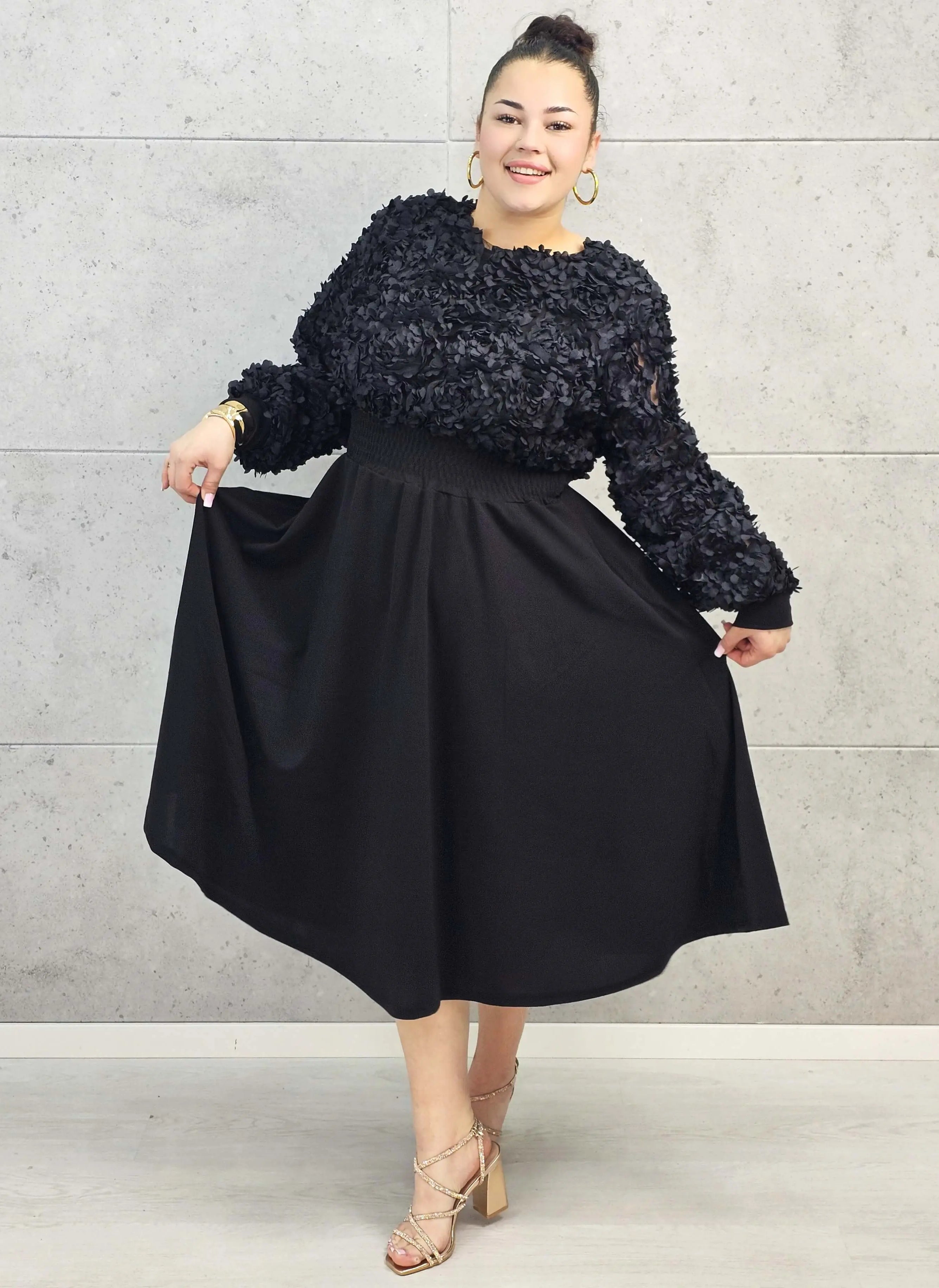 Sukienka plus size czarna z kwiatową fakturą – elegancja i lekkość w jednym Stylowa XL