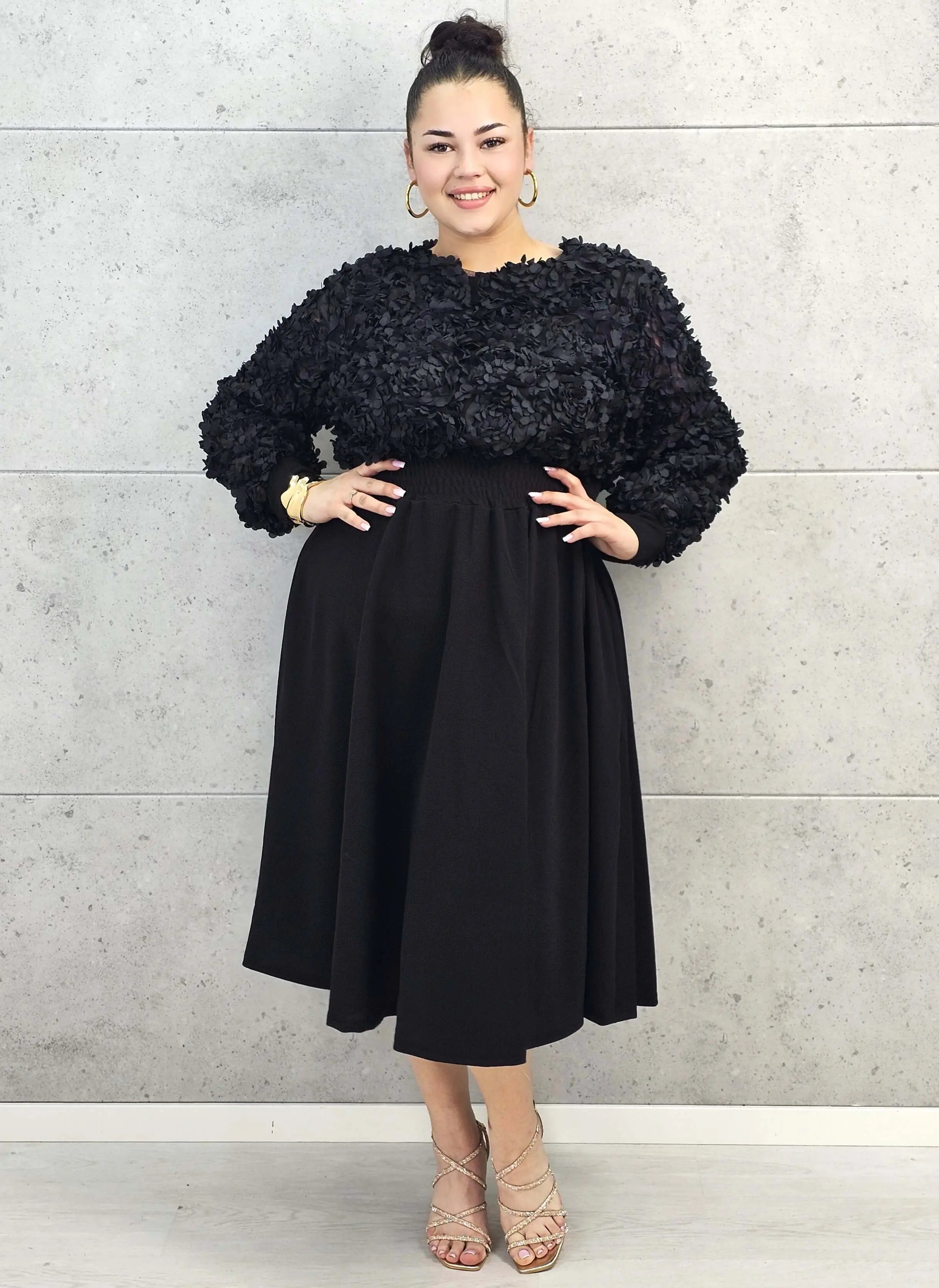 Sukienka plus size czarna z kwiatową fakturą – elegancja i lekkość w jednym Stylowa XL