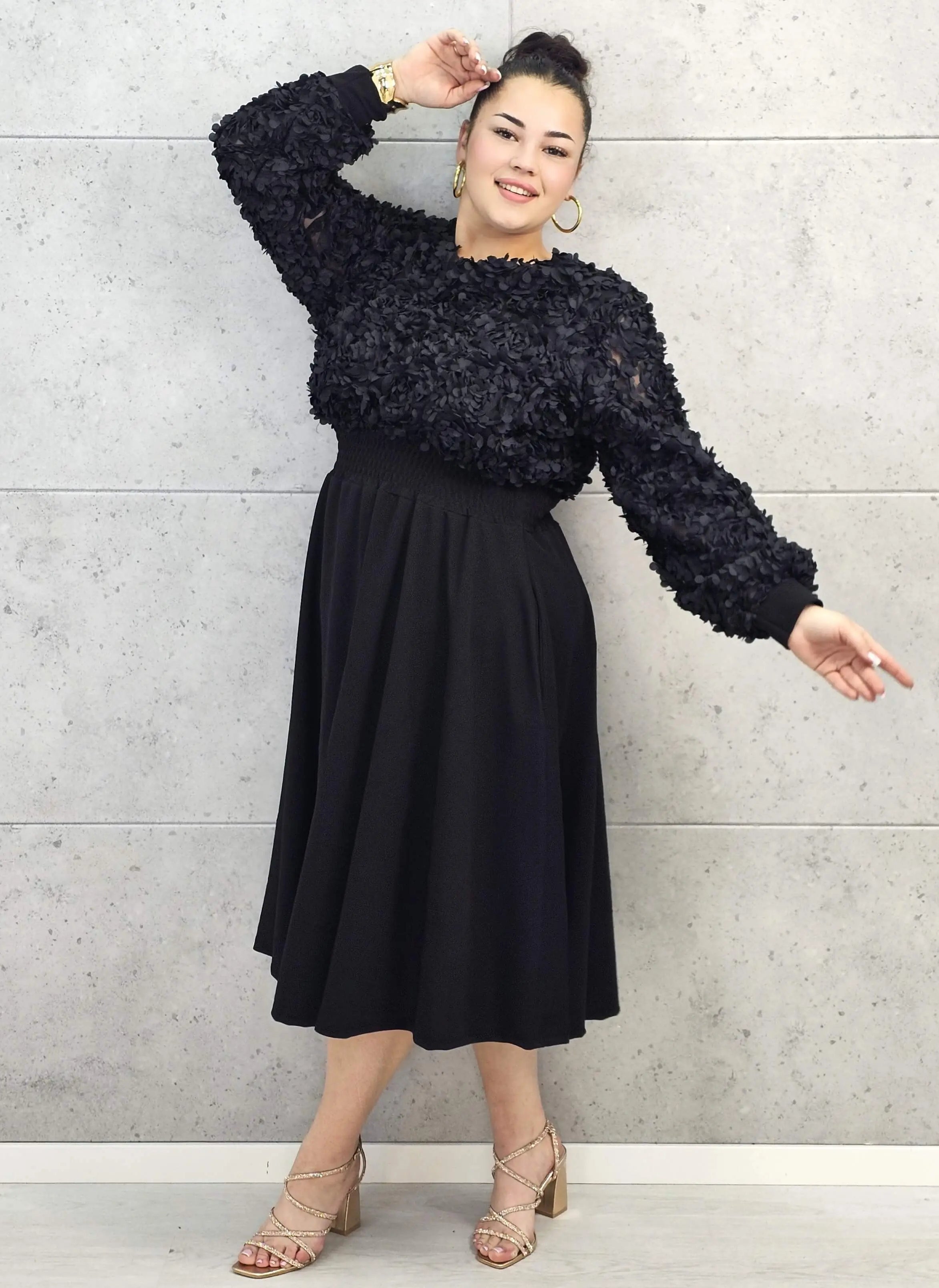 Sukienka plus size czarna z kwiatową fakturą – elegancja i lekkość w jednym Stylowa XL